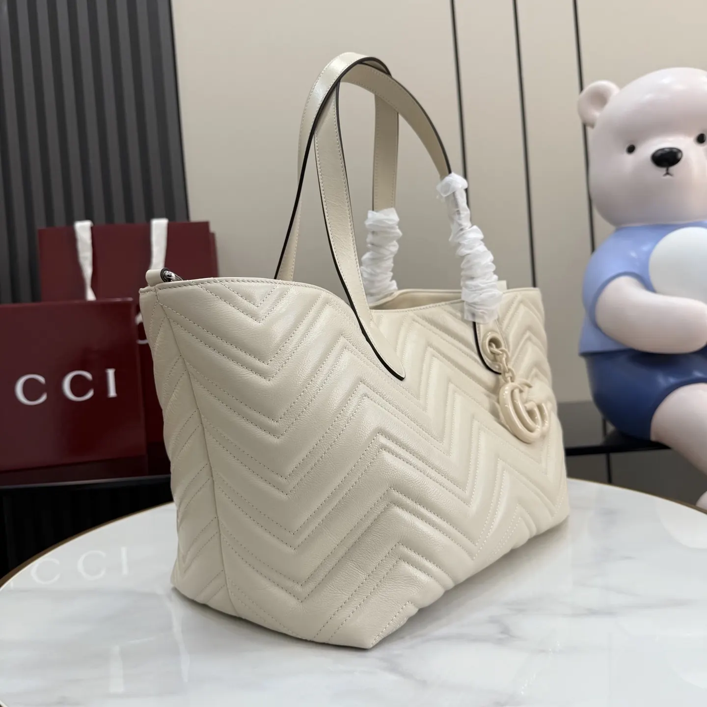 白色 牛皮 品牌标志性系列以柔软牛皮革匠心打造魅力手袋单品 搭 托特包 大容量托特款