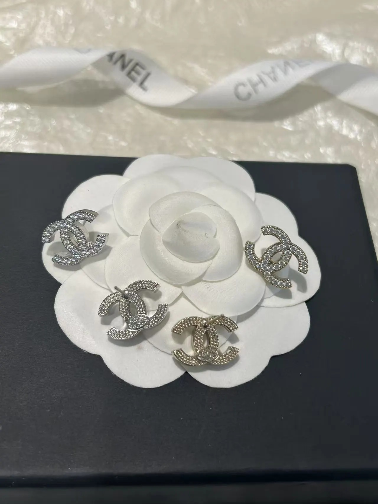 Chanel 银色 满钻 耳钉 小巧点缀 耳饰