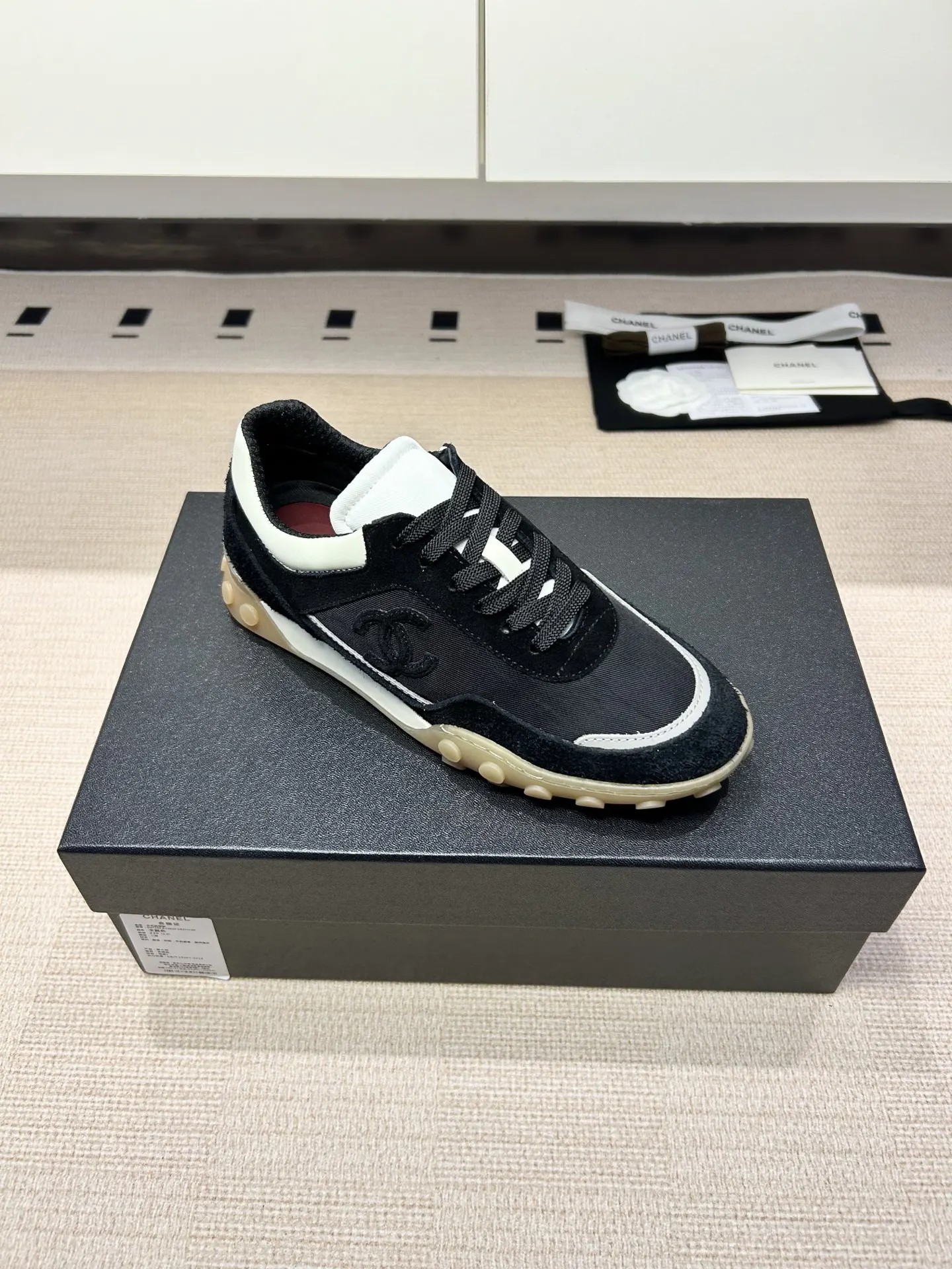 CHANEL 黑白拼色羊皮休闲鞋 红色内衬款