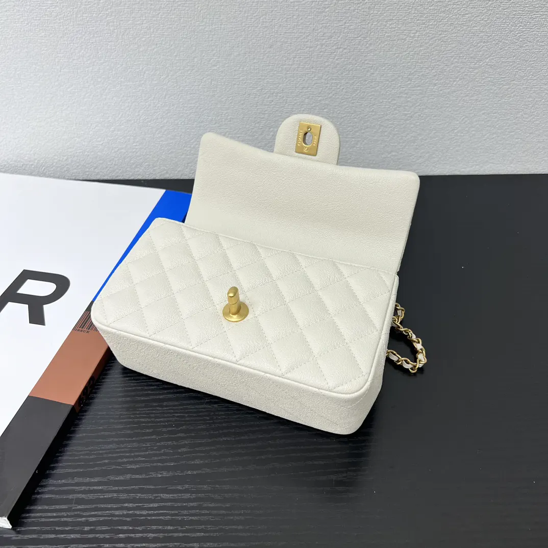 CHANEL 米白色牛皮翻盖链条包 金扣款