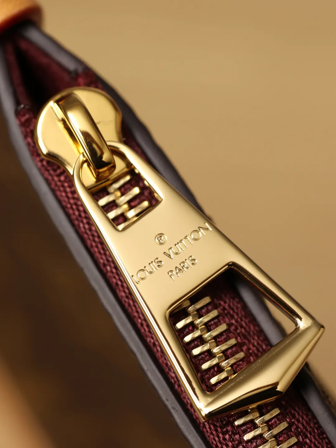 CarryAll 按扣环形刻印字体深浅统一 弧度规整 字符间距标准严谨 水桶包 休閒水桶款