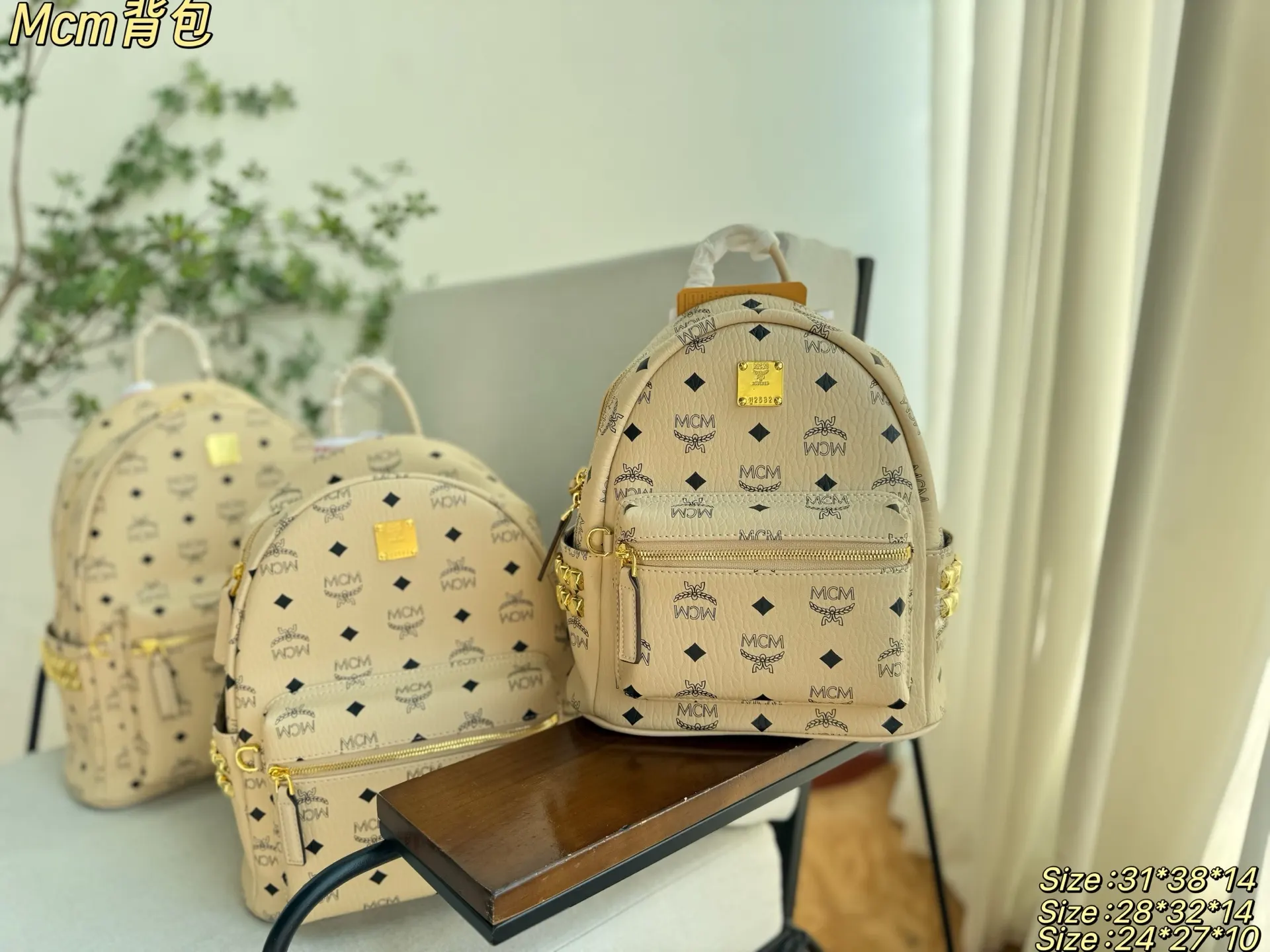 帆布 它选用經典的Visetos涂层帆布搭 纳帕革内衬 雙肩包 实用雙肩款