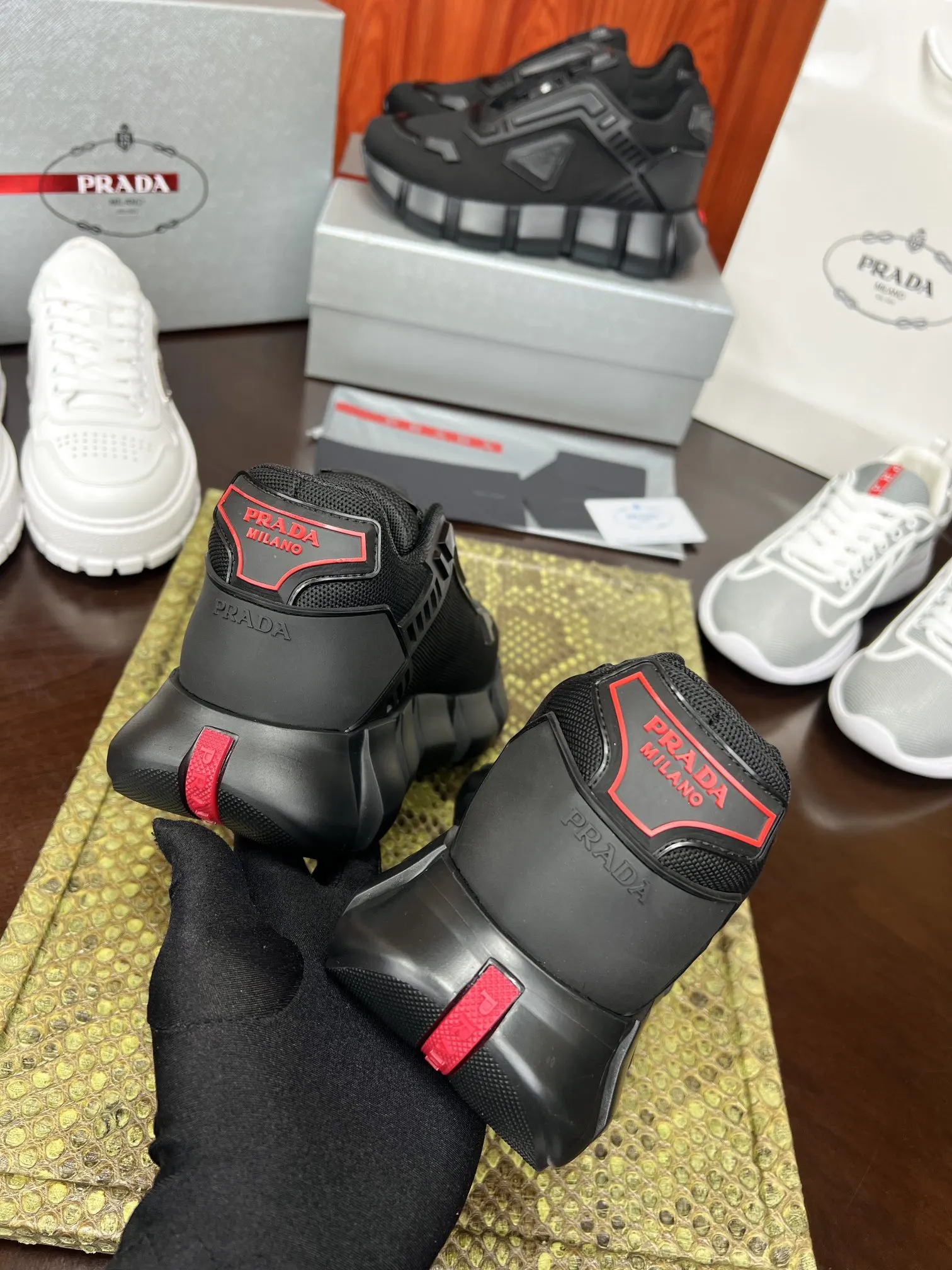Prada 牛皮 休闲鞋 舒适