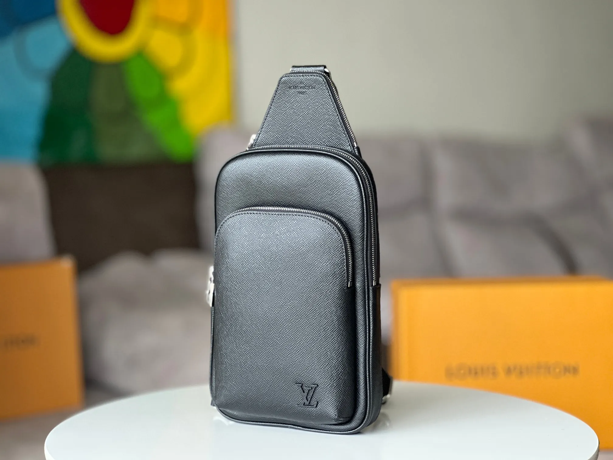 LV 黑色 牛皮 可调节肩带方便左右固定 帆布肩带及内衬秉承可持续理念 单肩包 日常单肩背款