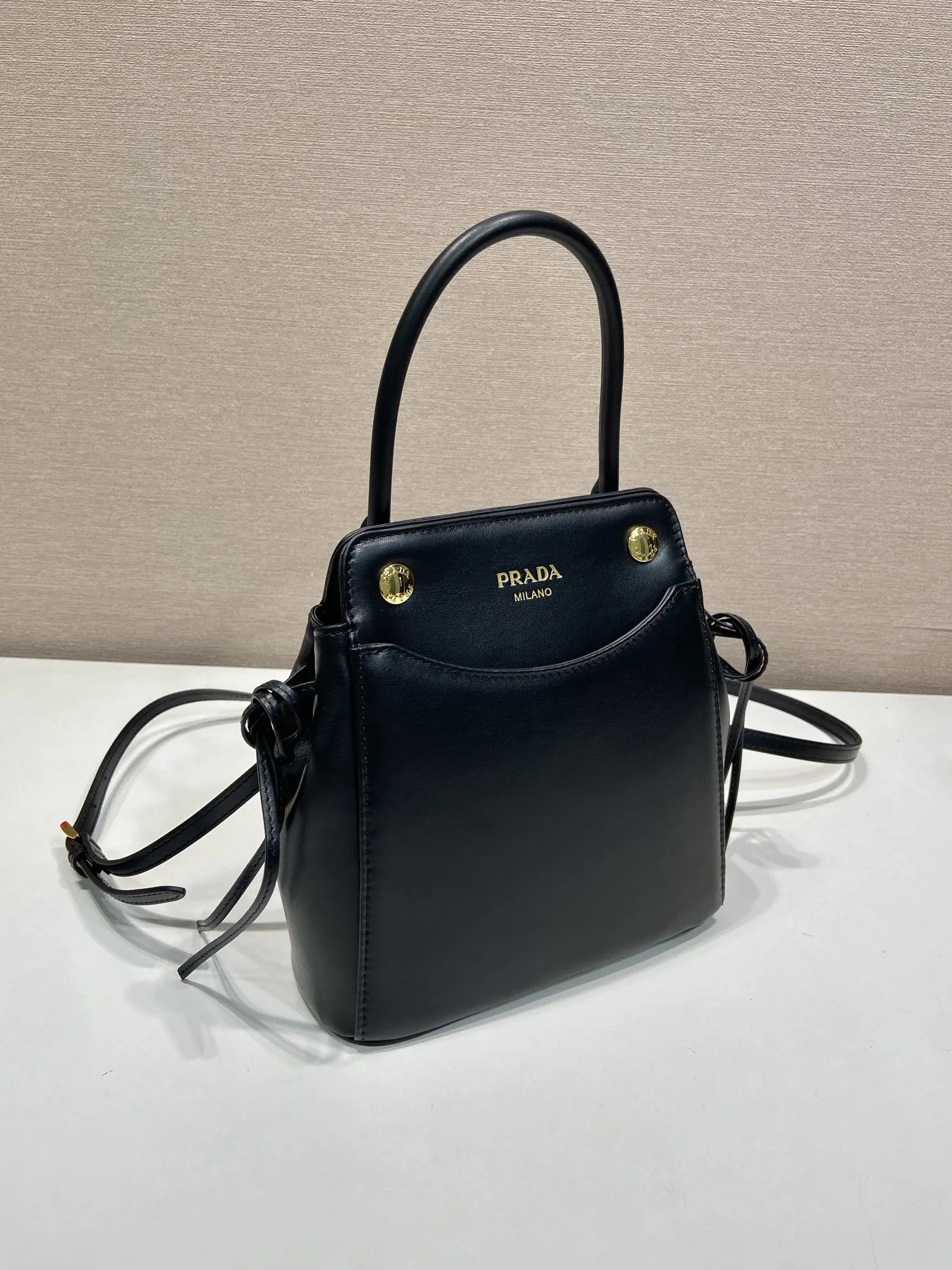 PRADA 1BA496 牛皮 手提包 日常通勤款