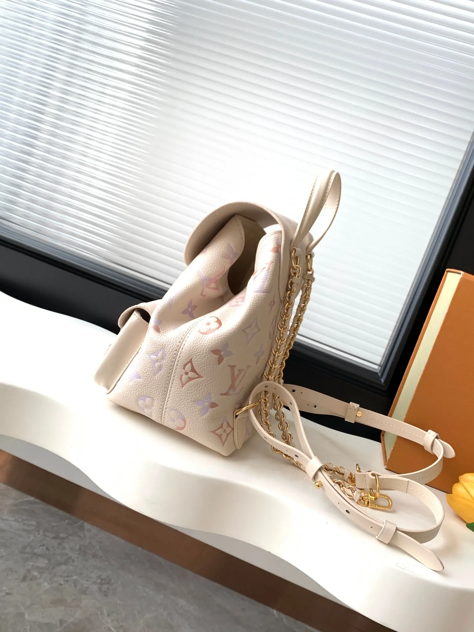 牛皮 翻盖前袋融入磁扣开合 可稳妥收納小件物品 鏈條包 精致鏈條款