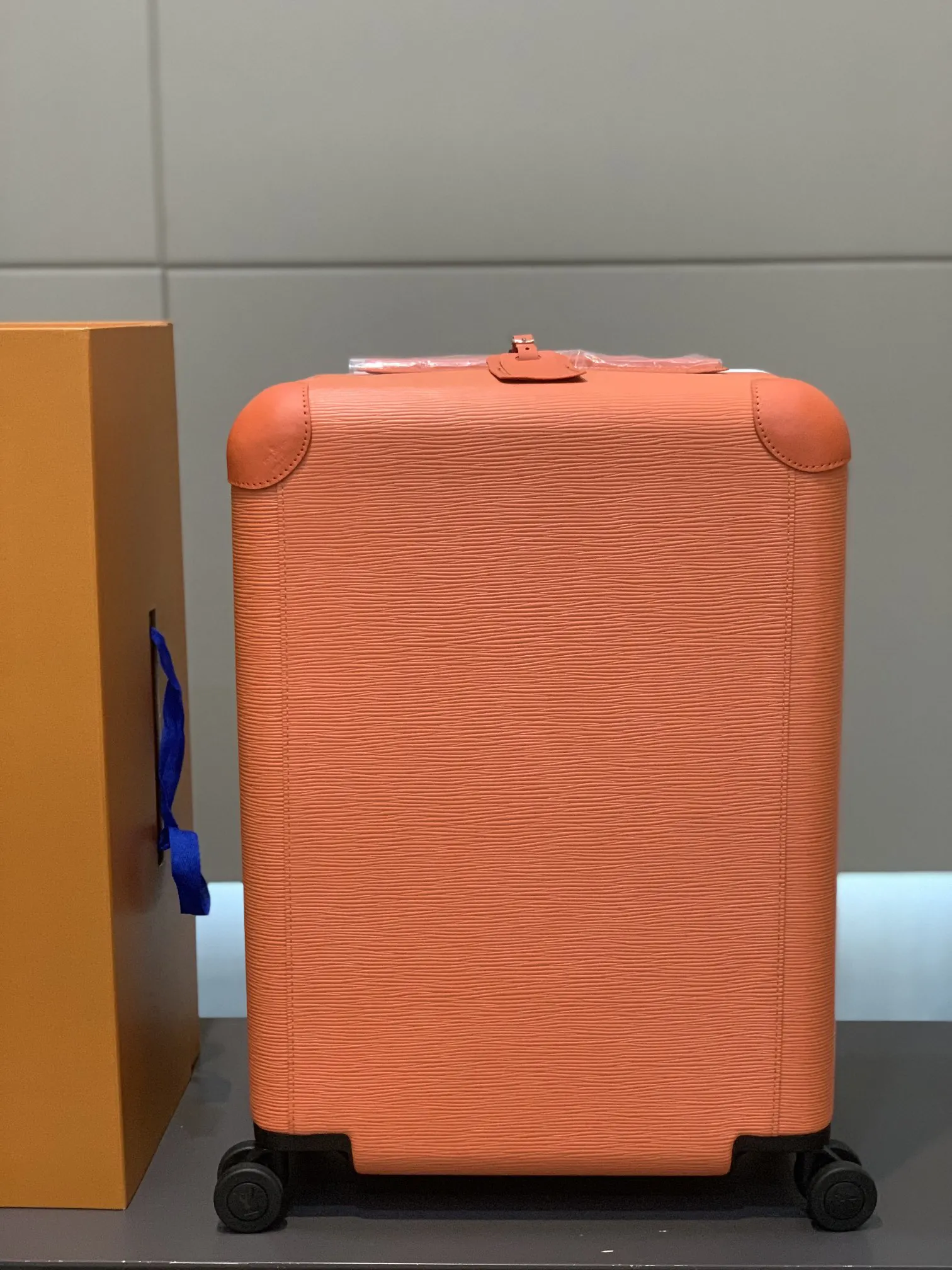 LV Horizon Orange Rolling Luggage Image 9 LV Horizon Orange Rolling Luggage Image 9