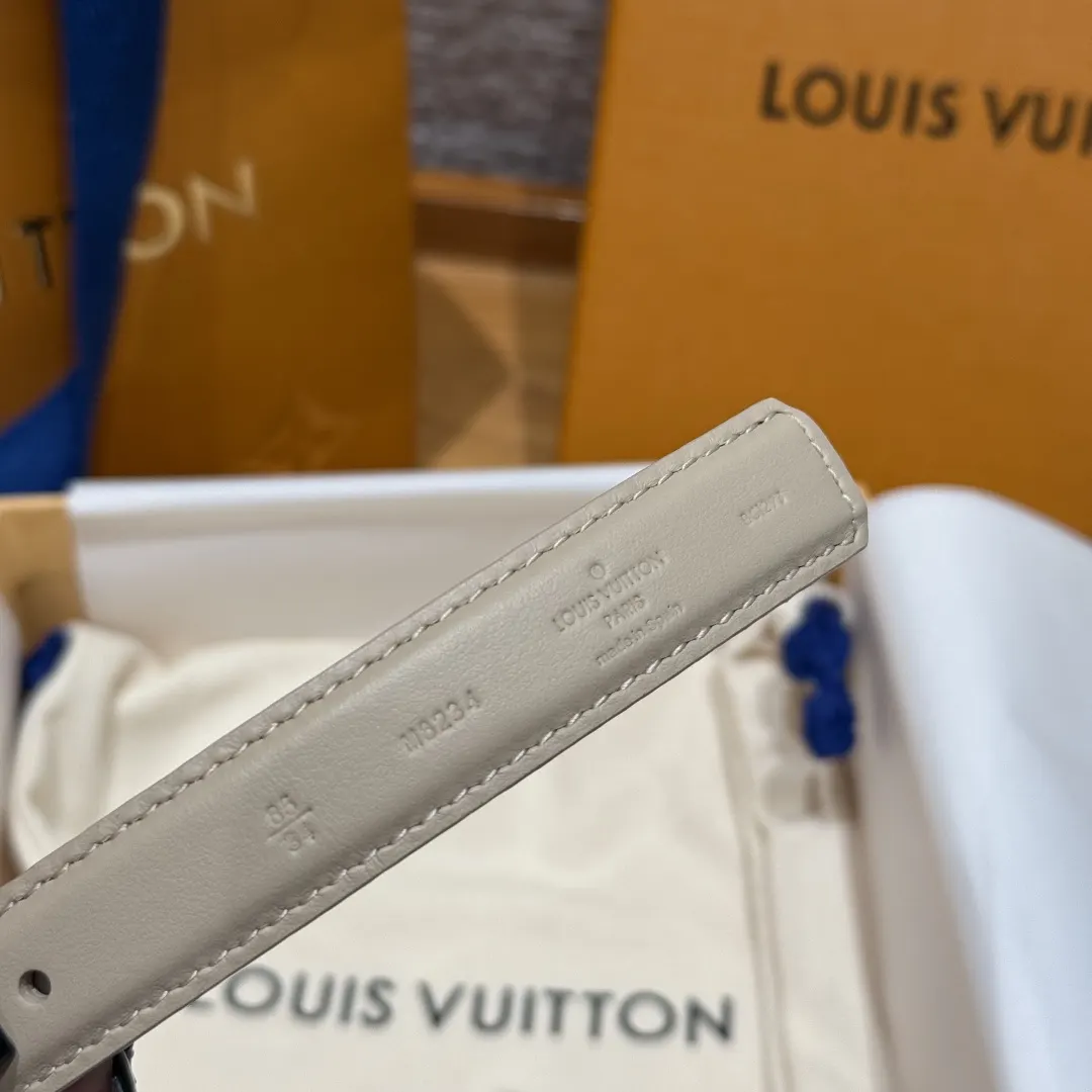 LV 銀色 雙面腰帶 商務休閒款(數字8) LV 銀色 雙面腰帶 商務休閒款(數字8)