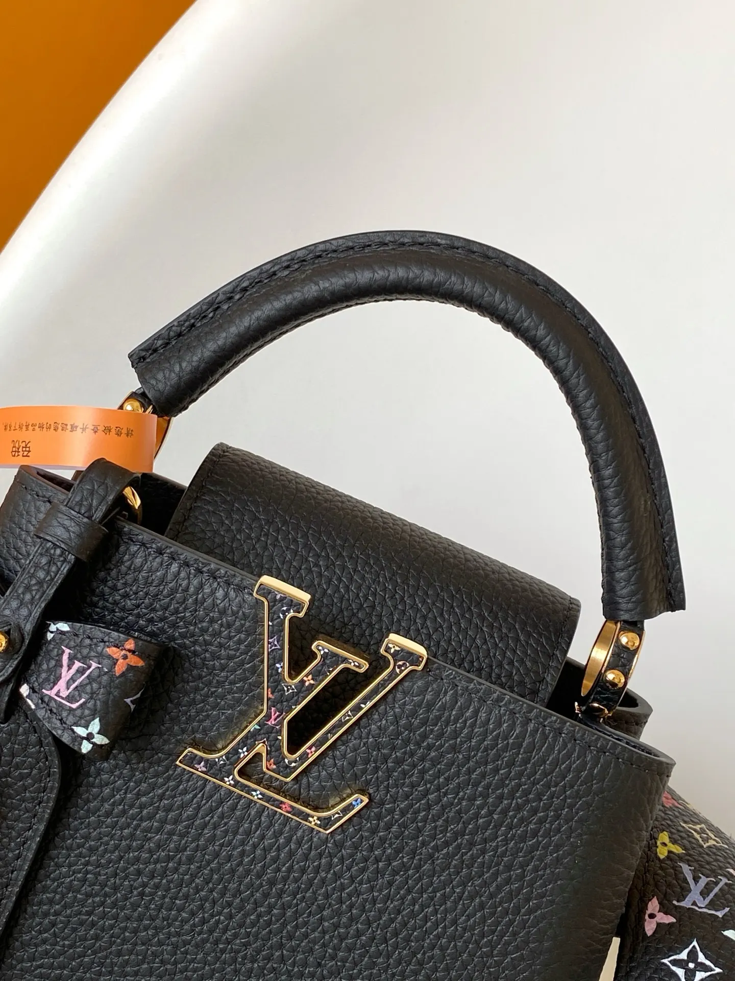 LV 黑色 白色 牛皮 字母和可拆卸 Mo肩带浸染明丽色调 致 收納包 旅行收納款
