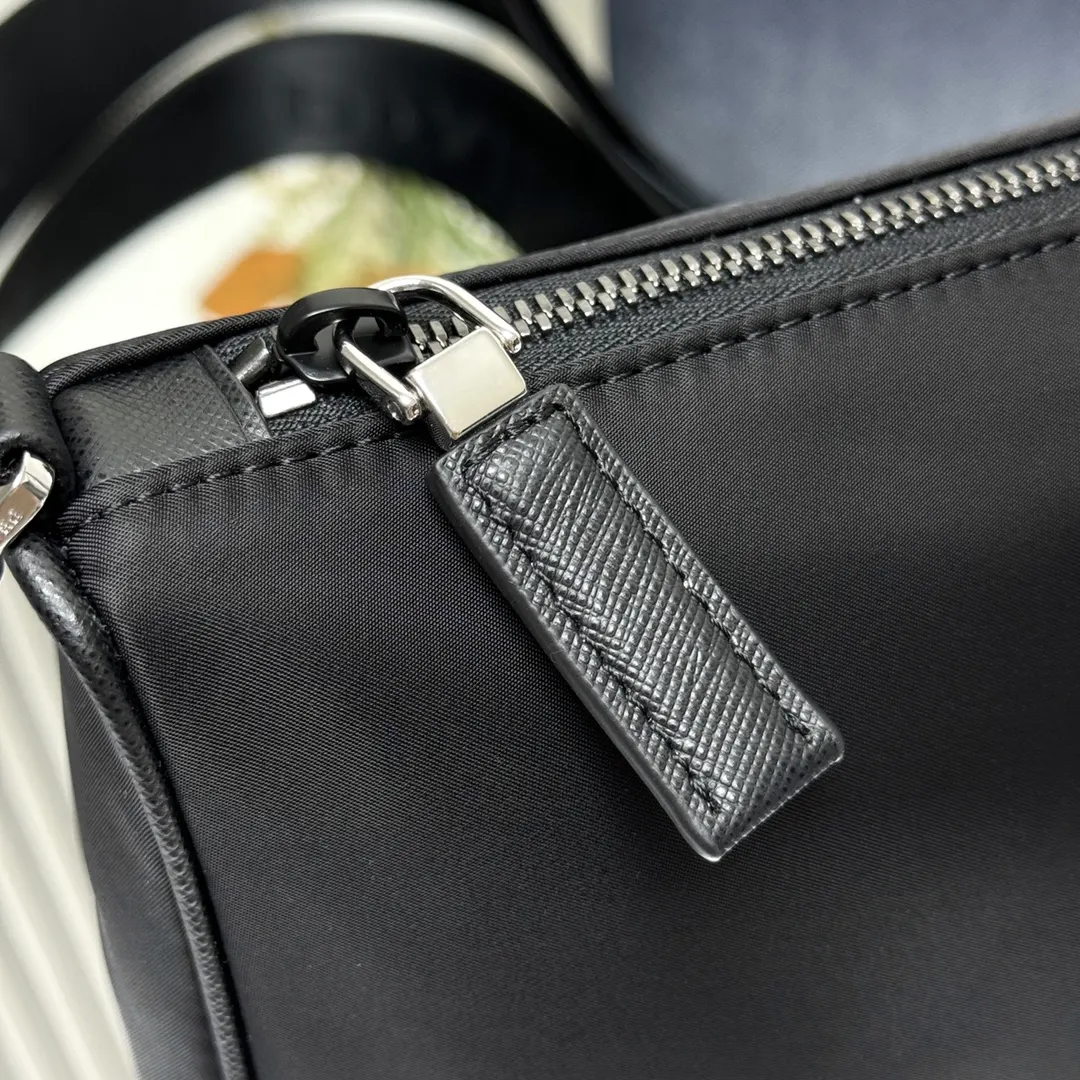 Prada Re-Nylon 黑色 斜背包