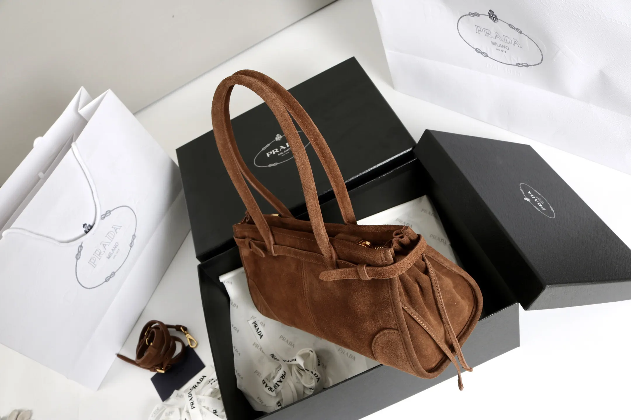Prada 漆皮 斜挎包