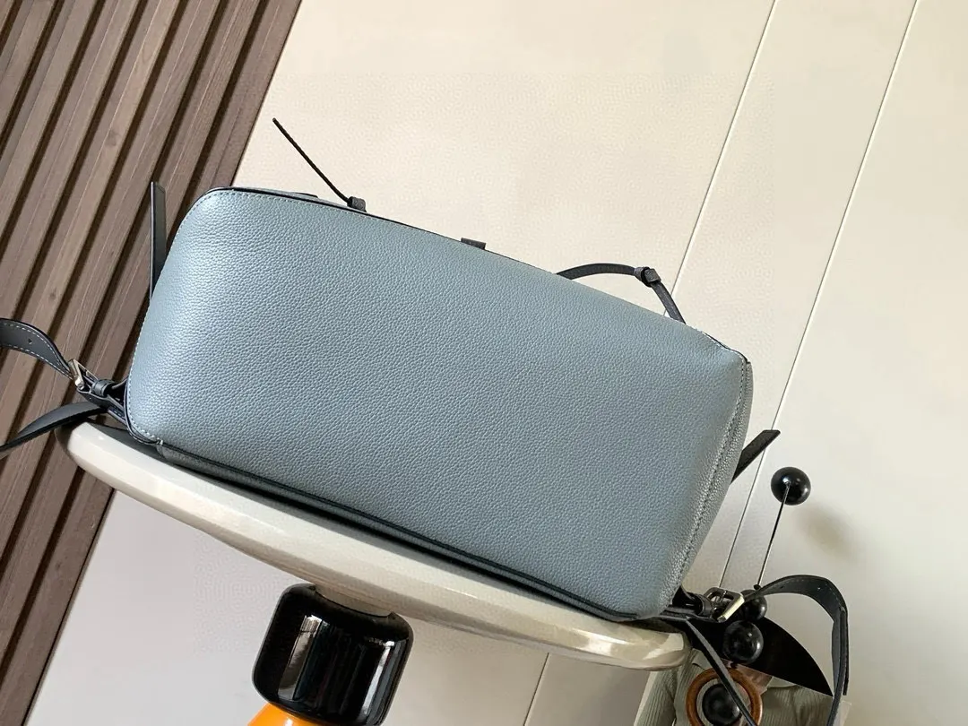 Loewe 小牛皮 uzzle Back ack 柔软粒面牛皮 雙肩包 实用雙肩款