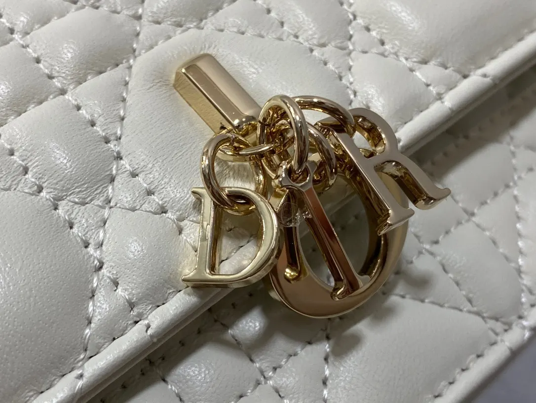 白色 羊皮 白色 砖柜最新珍珠鏈條手拿包 标志性的藤纹格 经 鏈條包 精致鏈條款