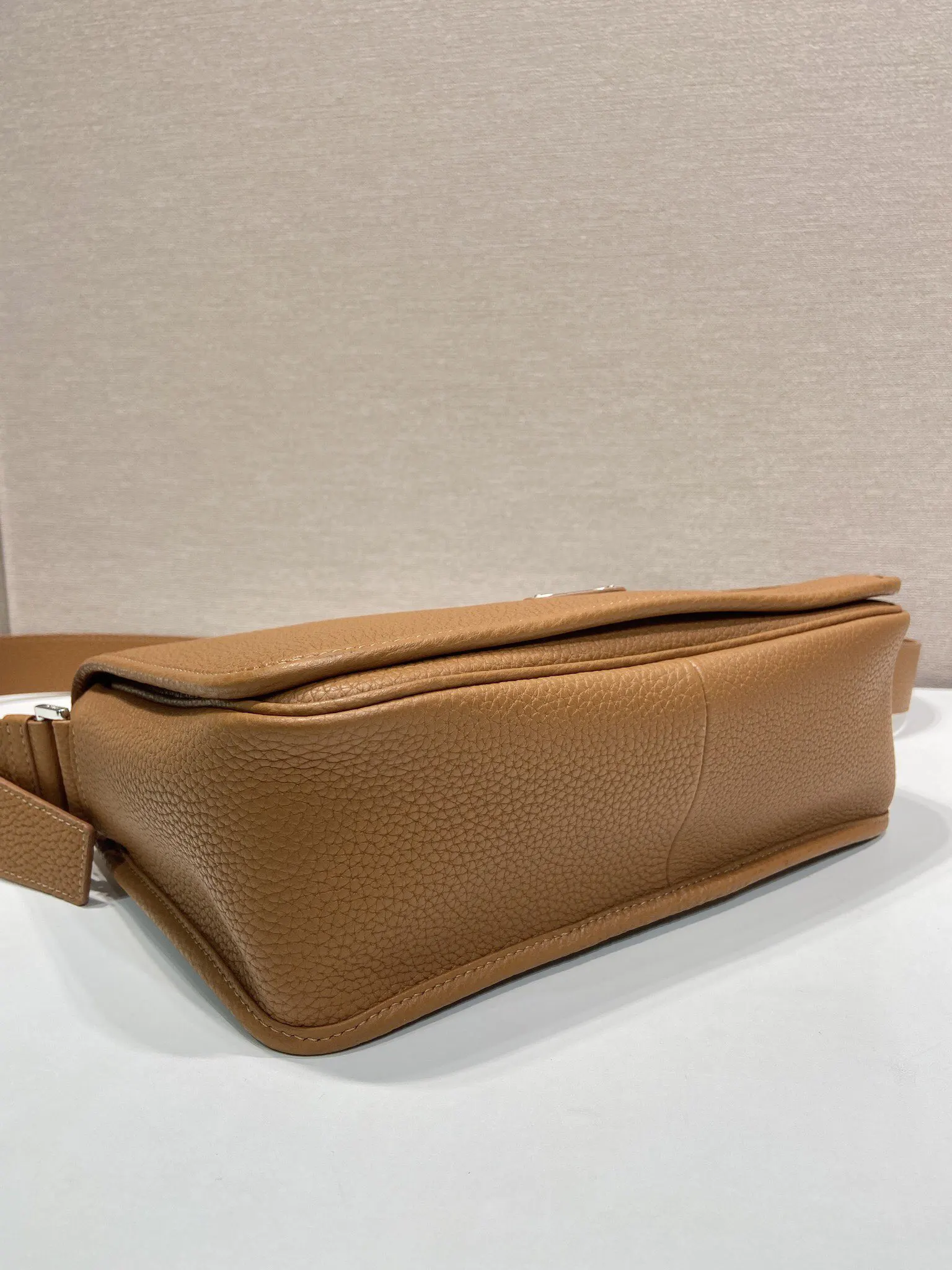Crossbody Bag Lightweight Leather Image 5 Crossbody Bag Lightweight Leather Image 5