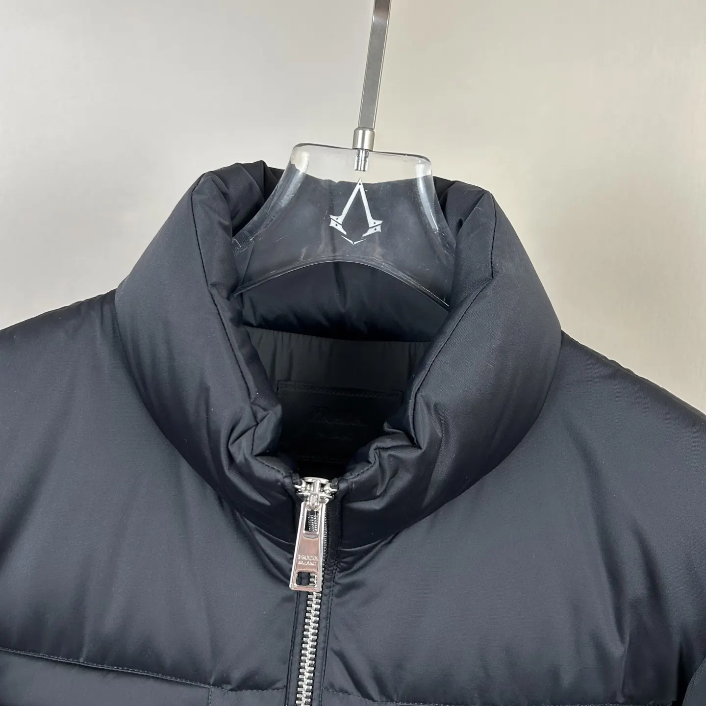 PRADA 三角标 羽绒服 通勤休闲款