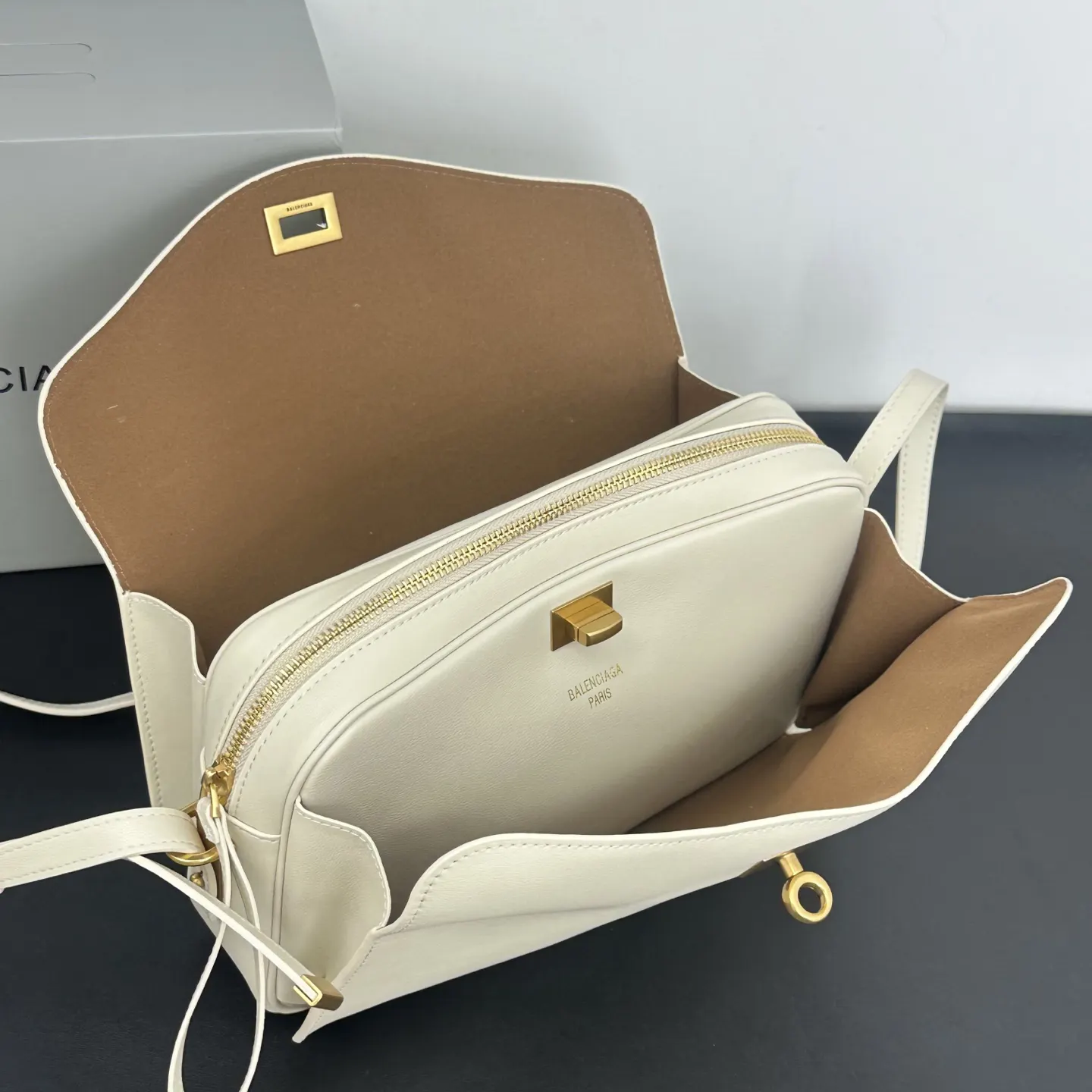 Balenciaga 牛皮 斜挎包 日常搭配