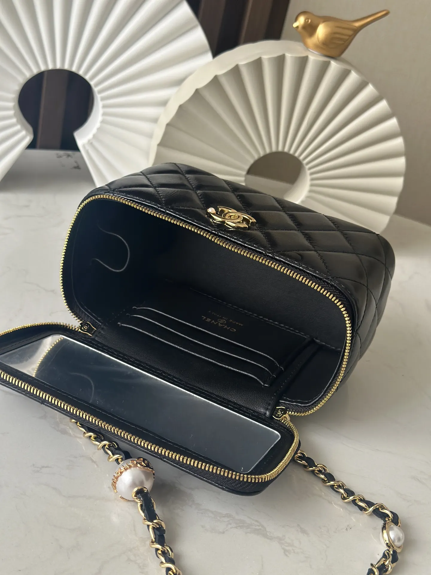 Chanel 黑色菱格羊皮化妆包 金链