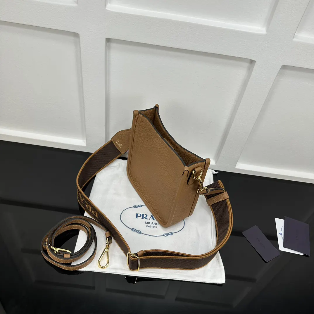 Prada 金色 双肩包