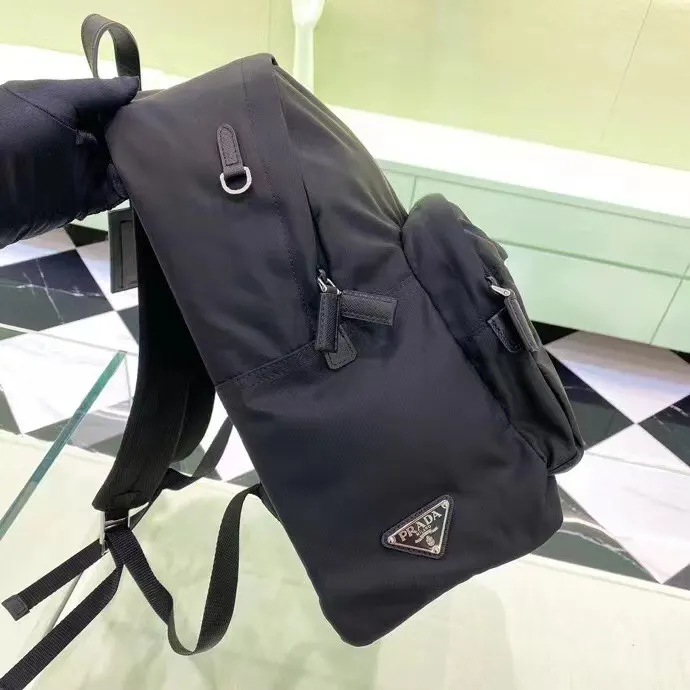 Prada 珐琅三角形微标 雙肩包 实用雙肩款