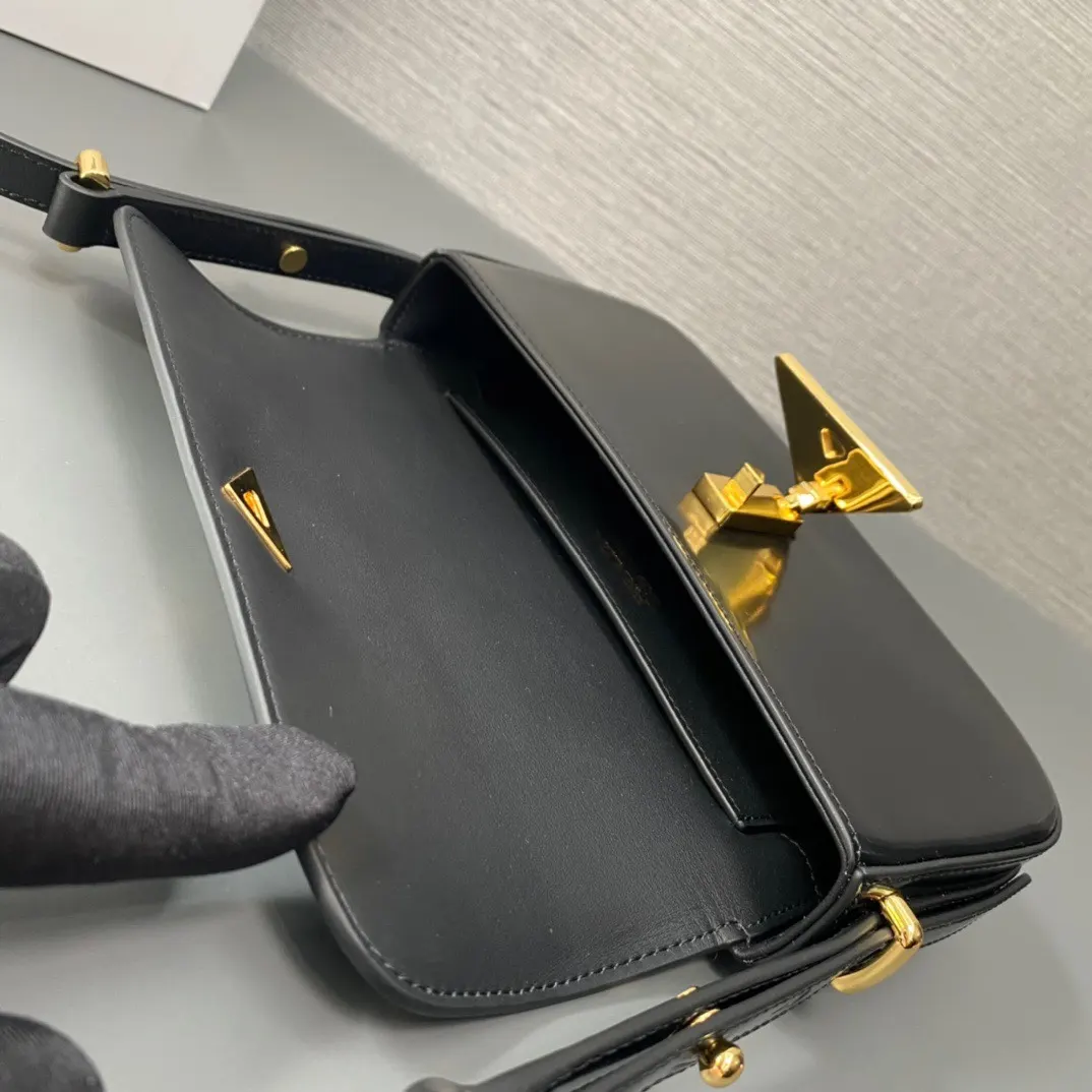 Prada 牛皮 三角标 斜挎包
