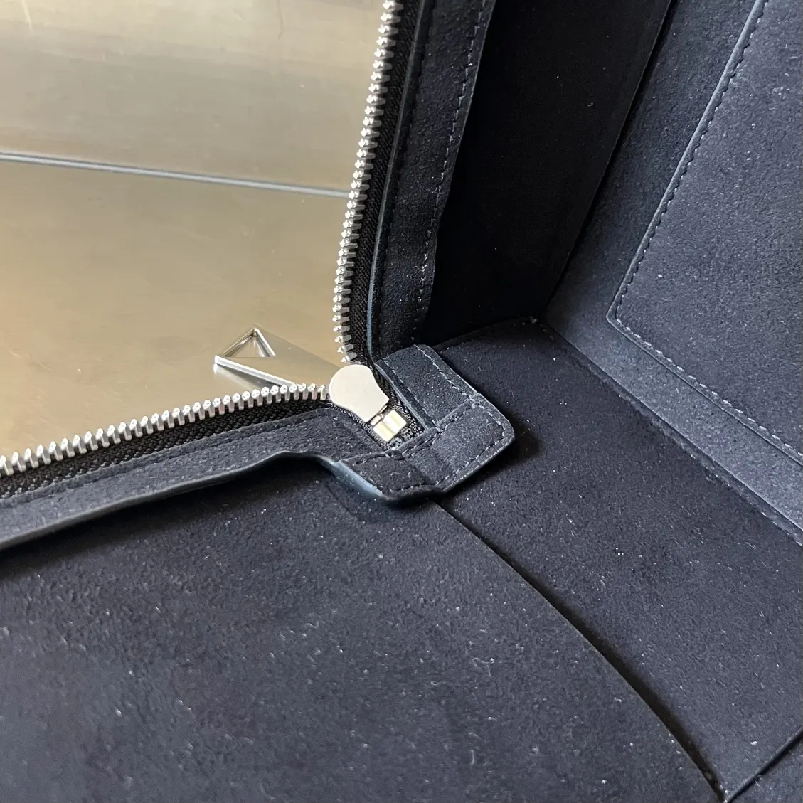 Bottega Veneta 銀色 牛皮 公文包 商務通勤款
