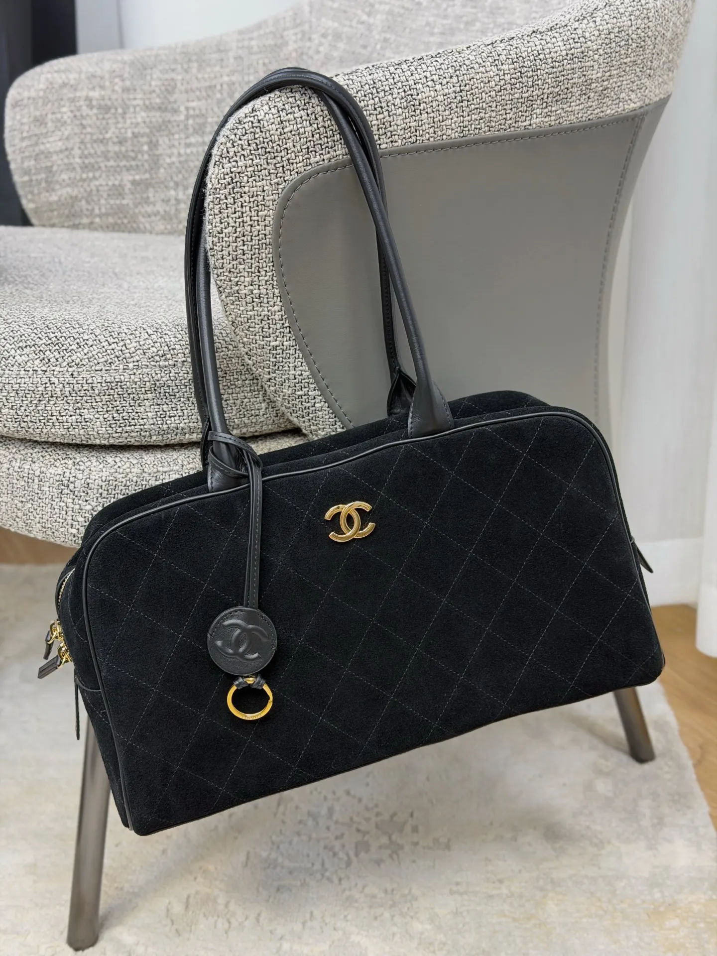 Chanel 黑色牛皮19 Bag链条包 金扣手提