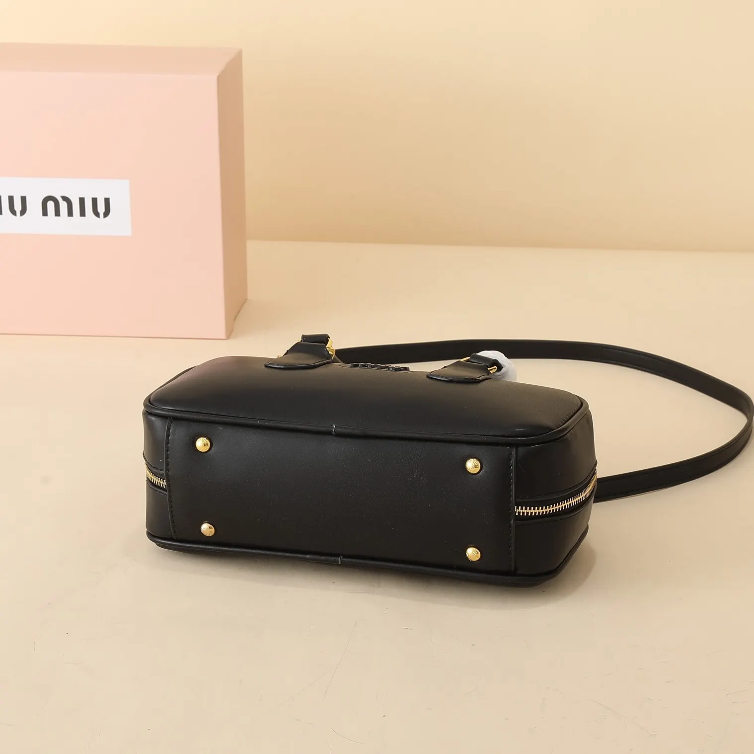 Miu 黑色 斜背包 輕便斜挎款