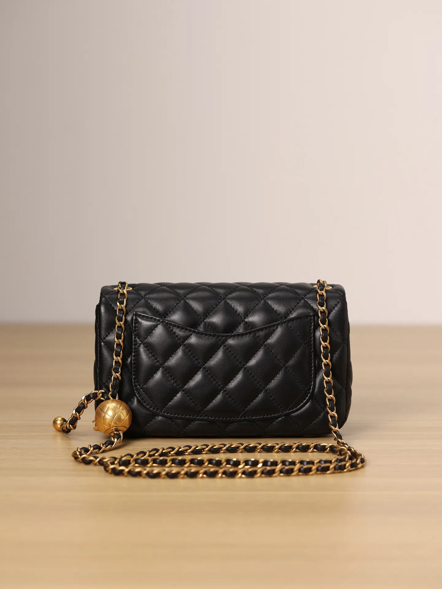 CHANEL 黑色 羊皮 斜挎包 轻便斜挎款