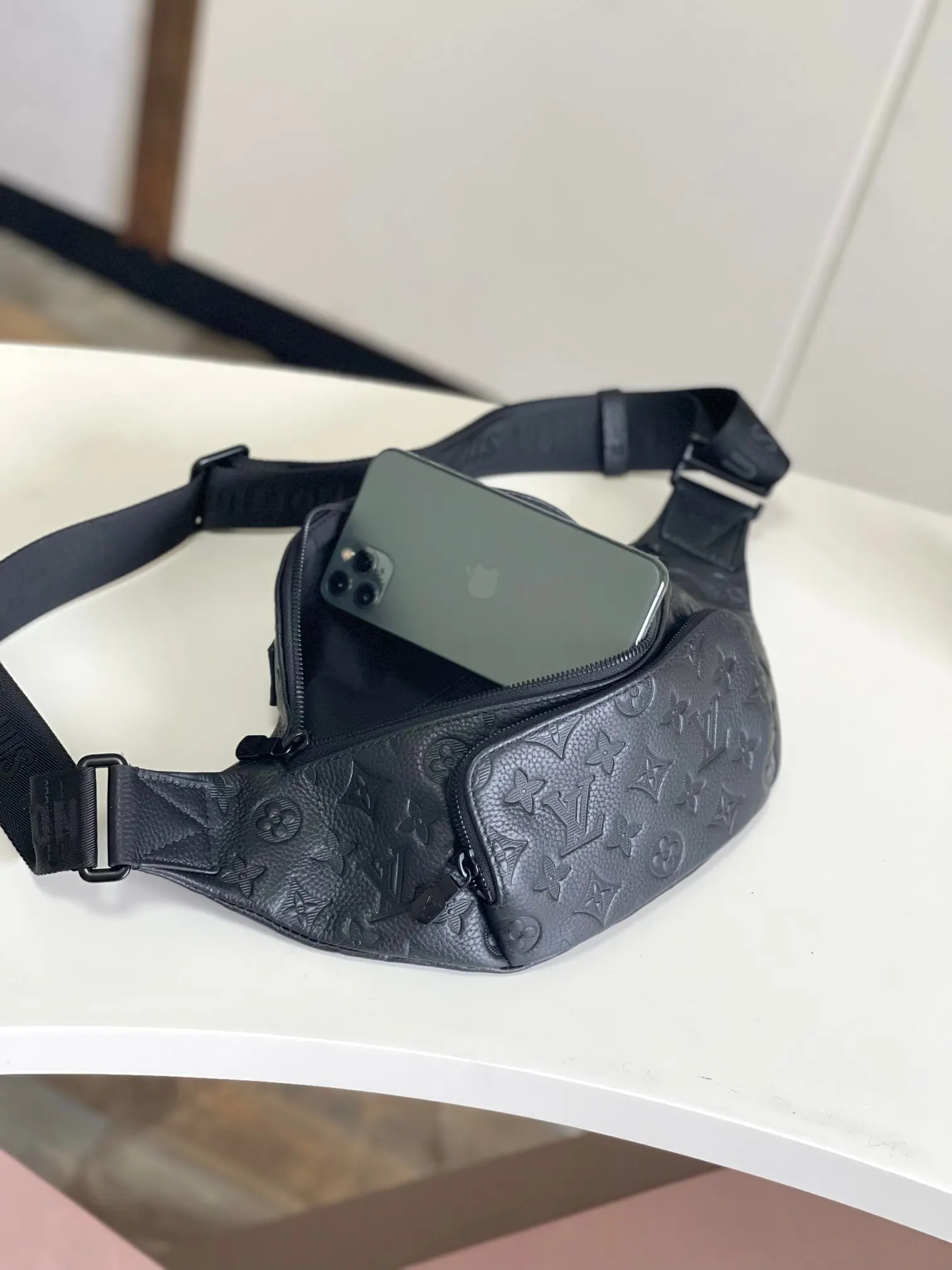 牛皮 贴身构型方便取放主隔层物品 可调节背带实现系腰 肩背 腰包 休闲腰包款
