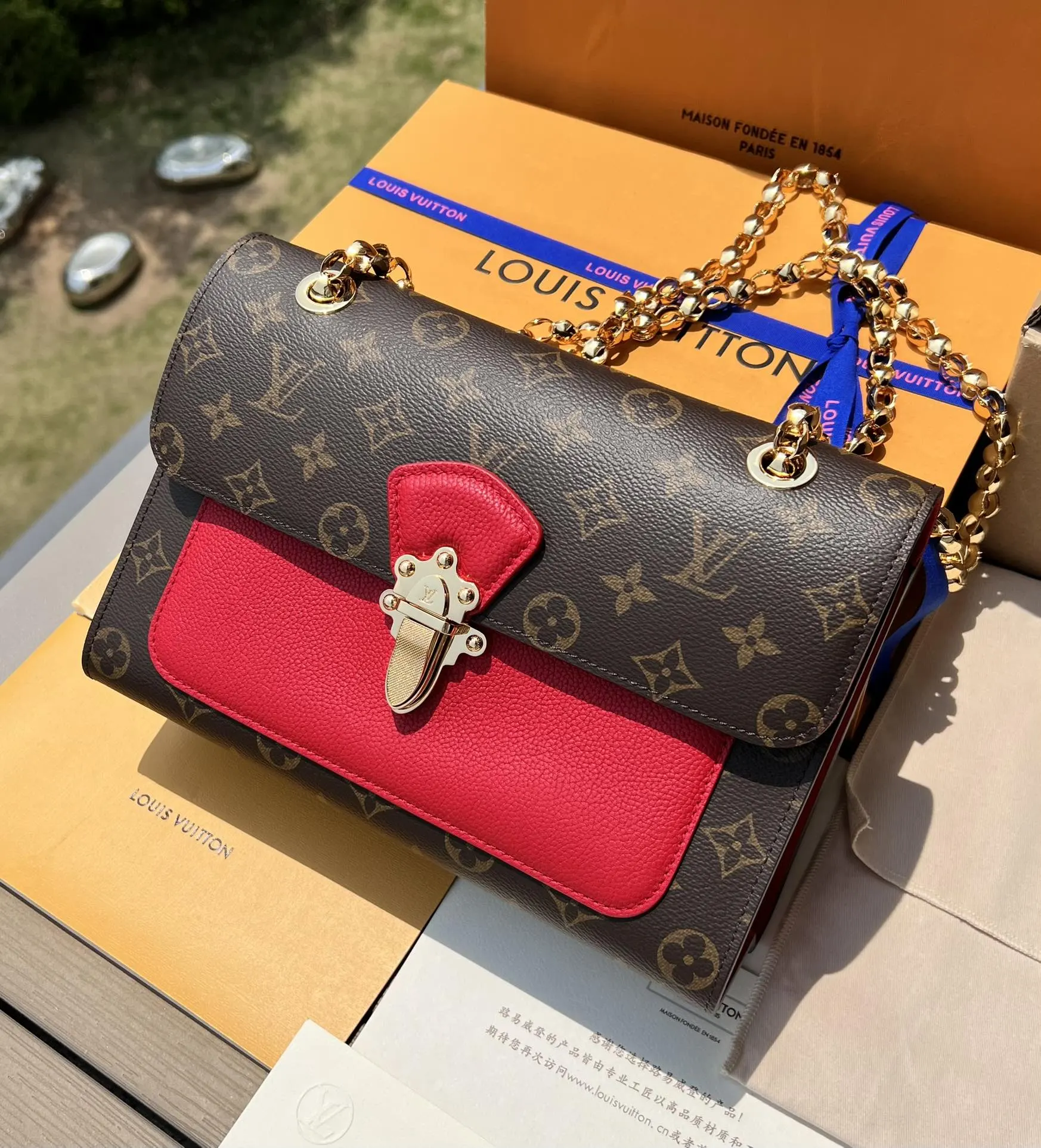 LV 金色 牛皮 滑动包链呼应經典旅行箱上的Malletage 图案可 鏈條包 精致鏈條款