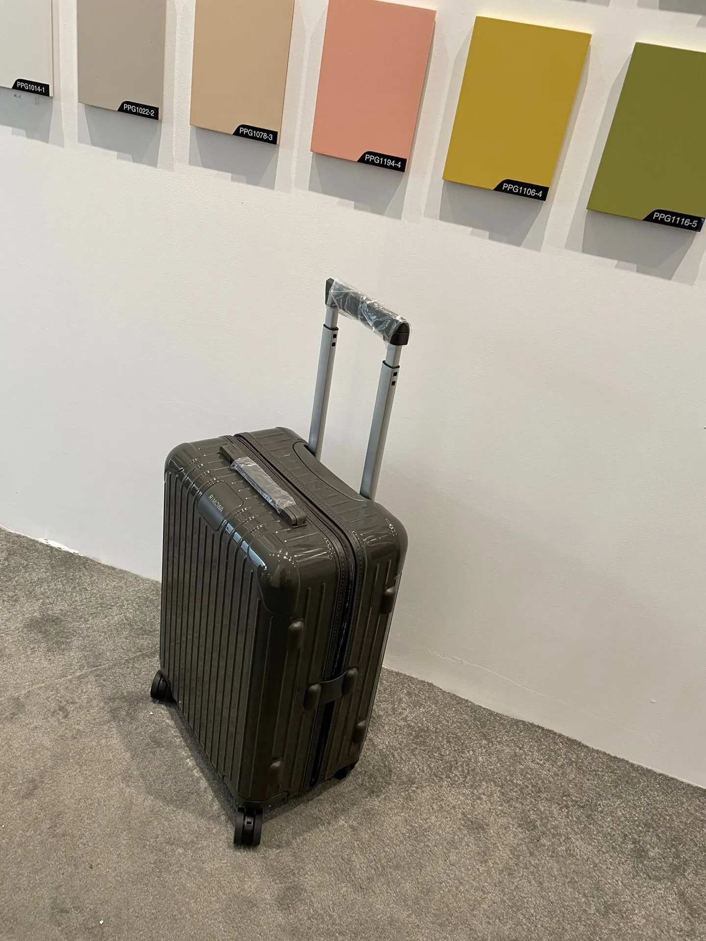 黑色 白色 Rimowa日默瓦旅行箱 拉杆箱 RIMOWA 日默 行李箱 旅行拉杆款 輕便出行款