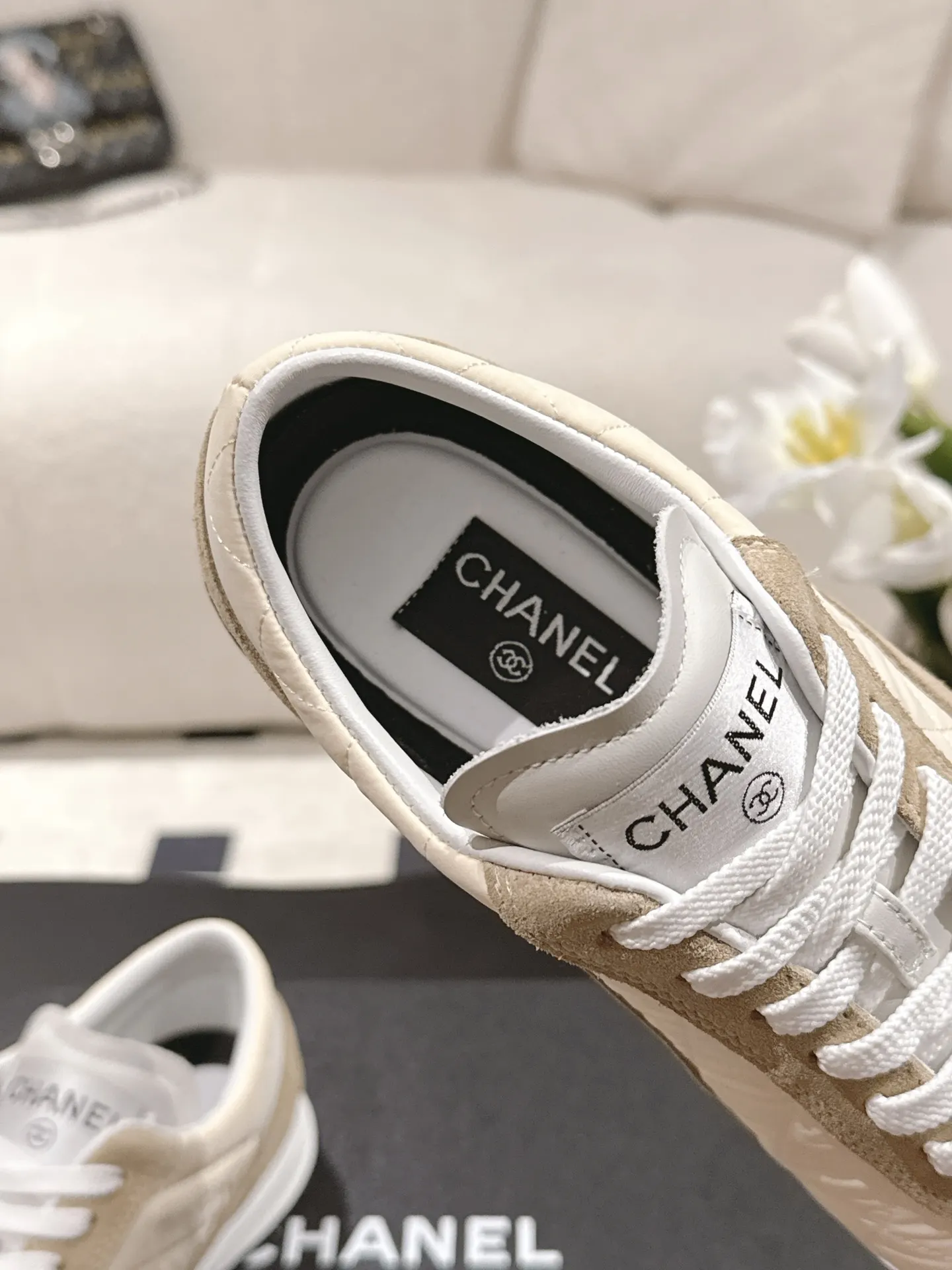 CHANEL 白黑拼色羊皮休闲鞋 复古款