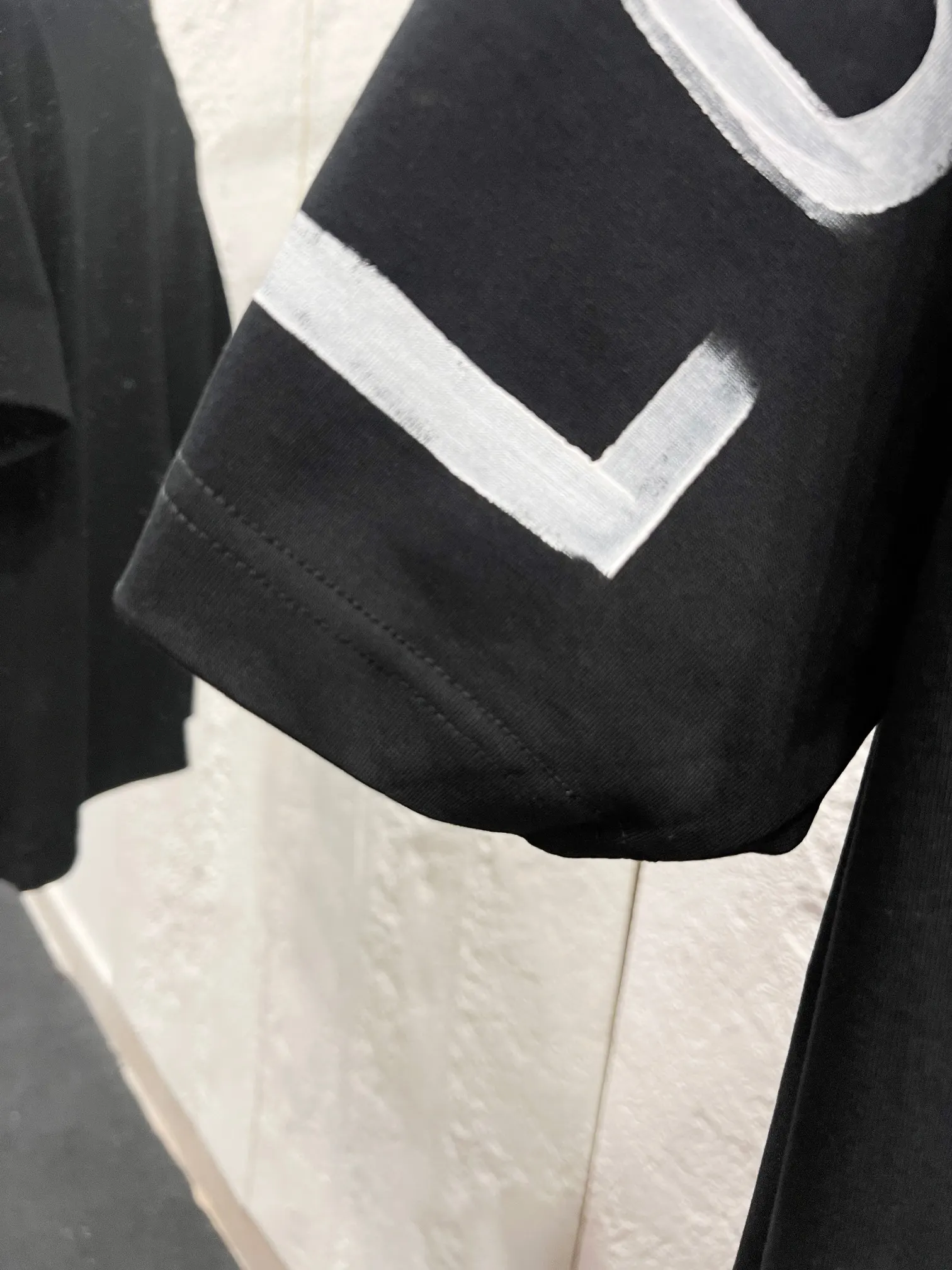 LV 黑色背面大字母短袖T恤 宽松款｜ORBUYBAG 岚奢包高端时尚精品