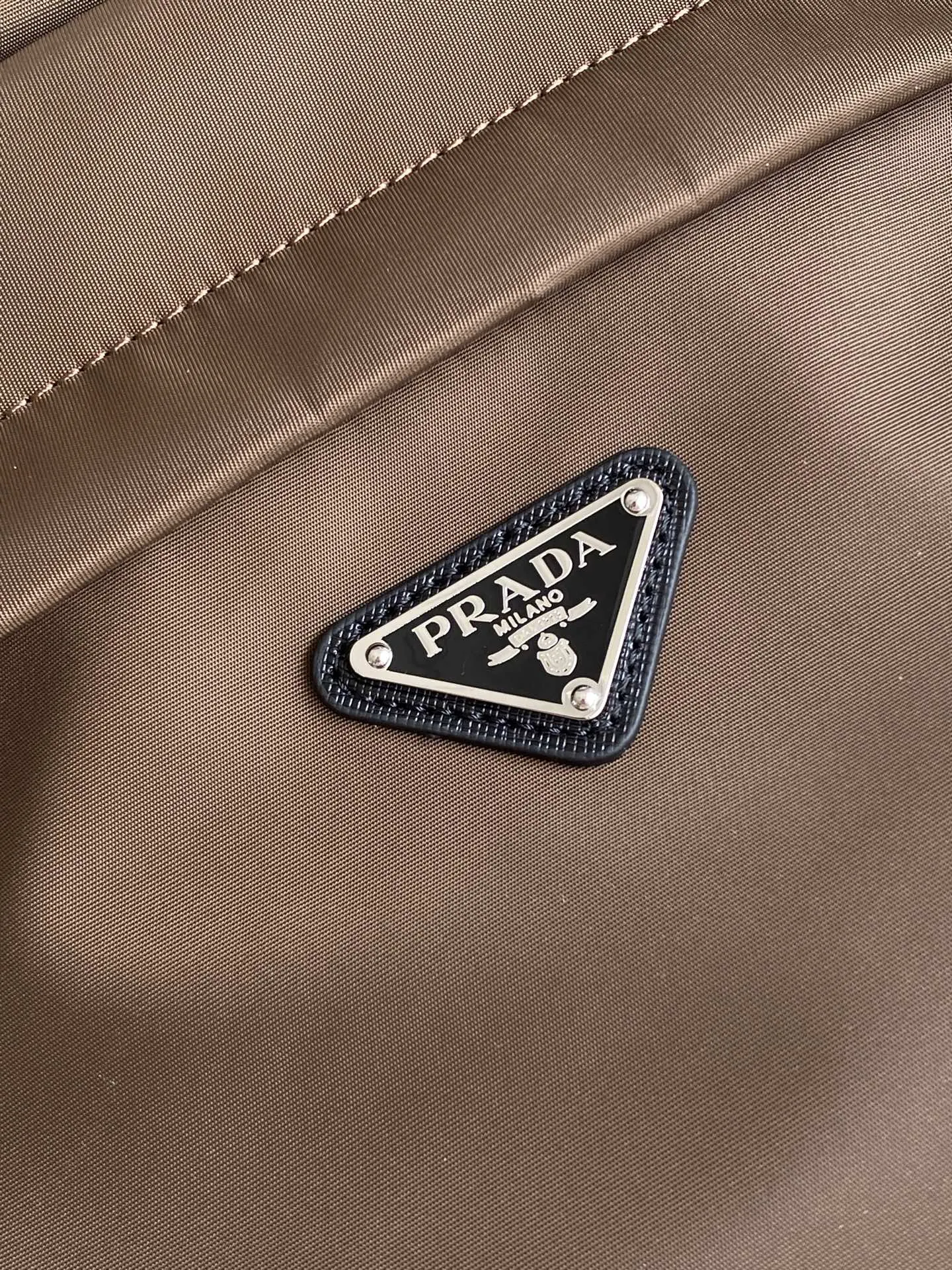 PRADA 2VZ048 Re-Nylon尼龙 Saffiano十字纹牛皮 双肩背包 轻便实用款