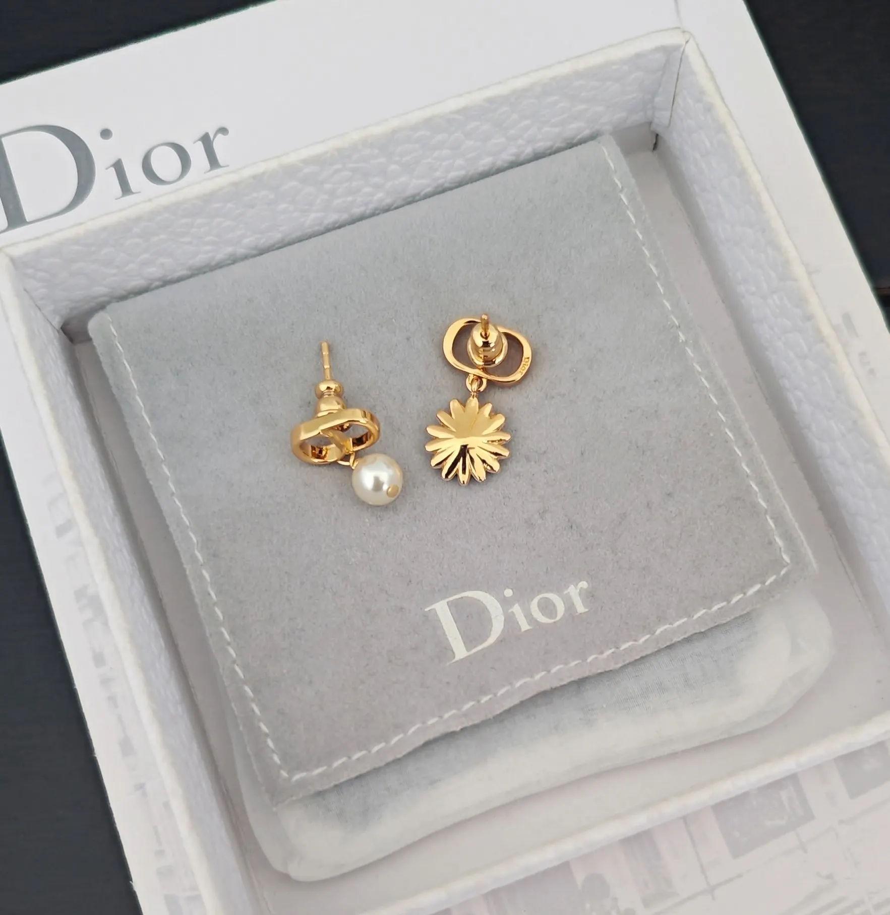 Dior 白色花朵珍珠耳环 金色款