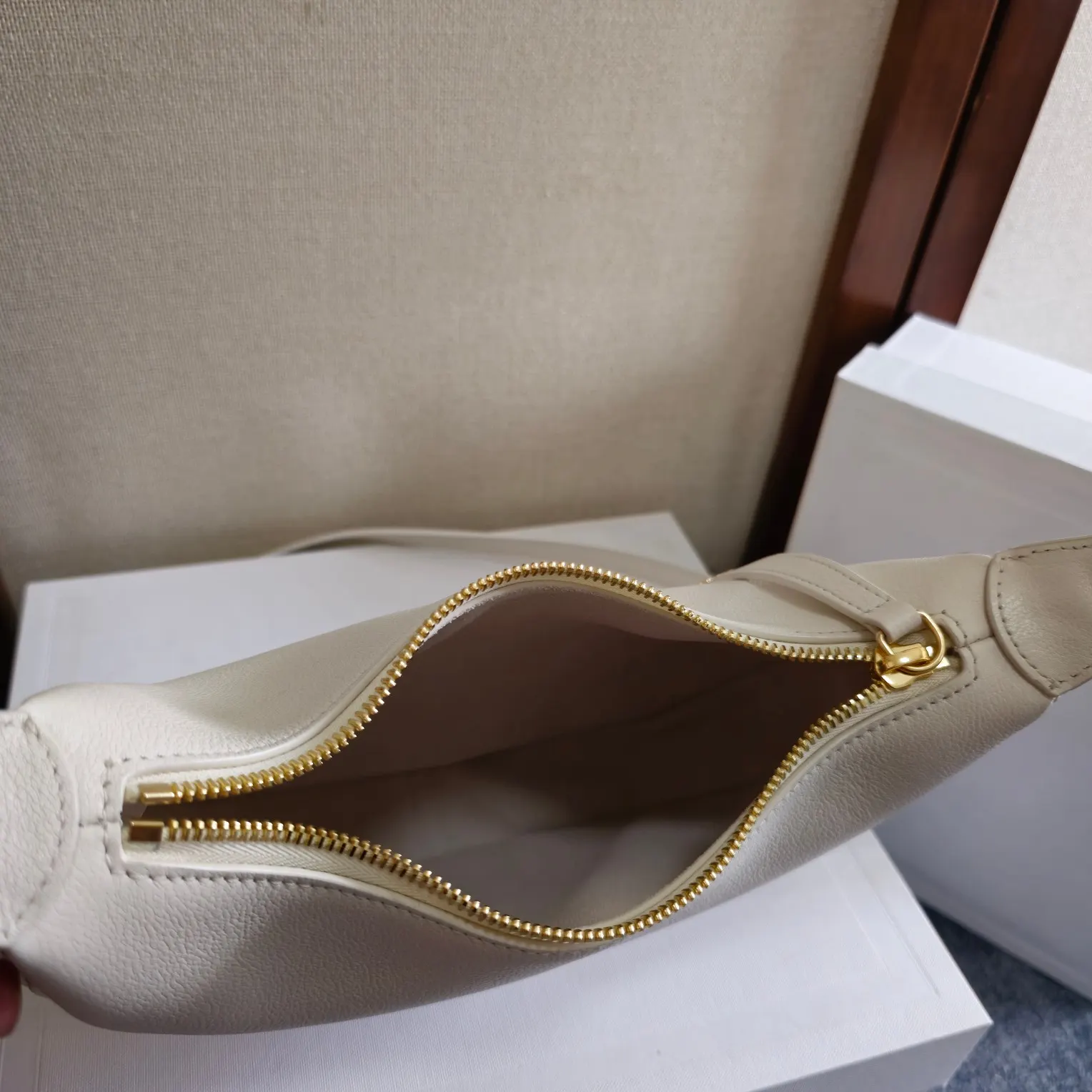 白色 小牛皮 可盐 可甜 可通勤 可约会 可斜挎 可單肩 都超好 斜背包 輕便斜挎款