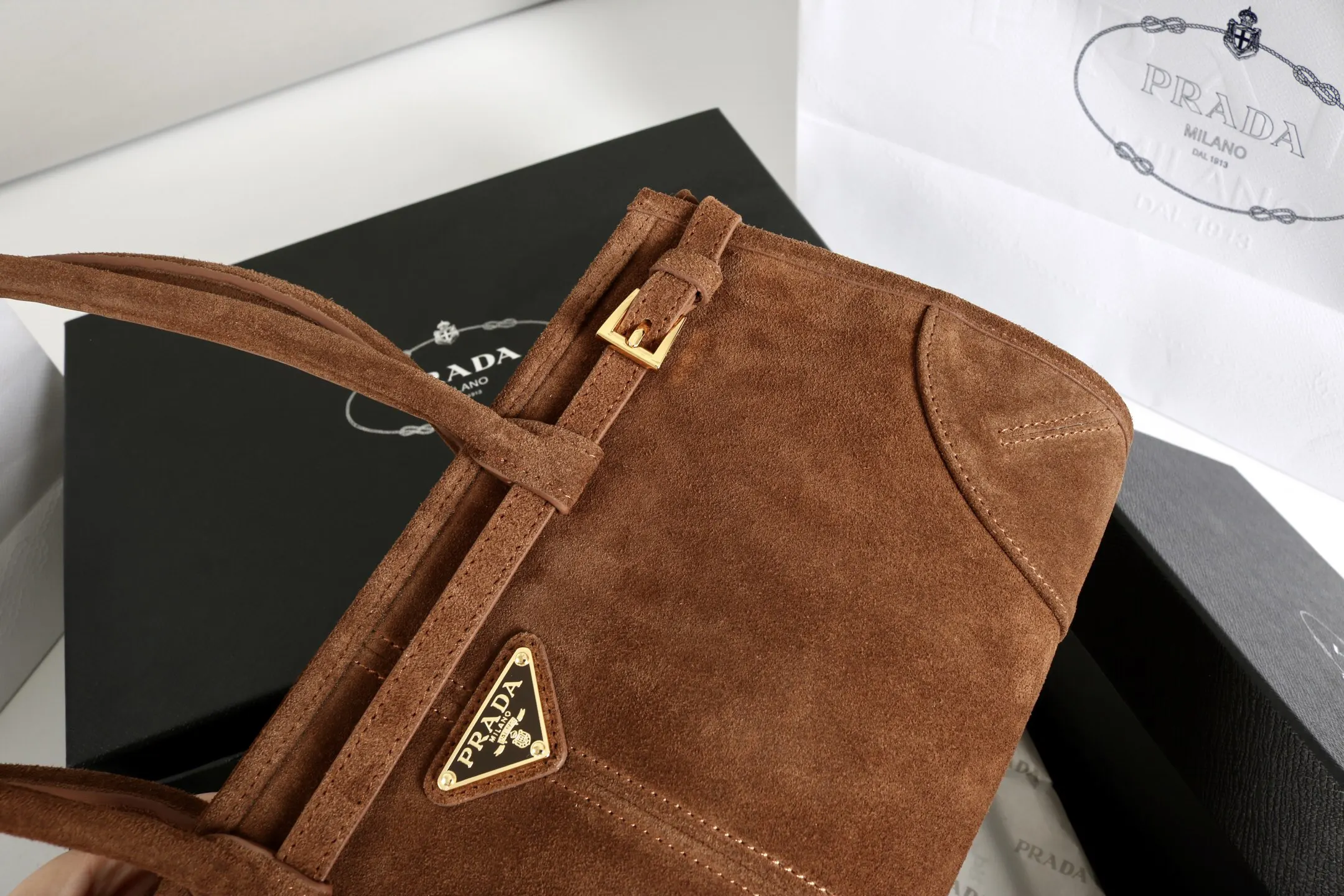 Prada 漆皮 斜挎包