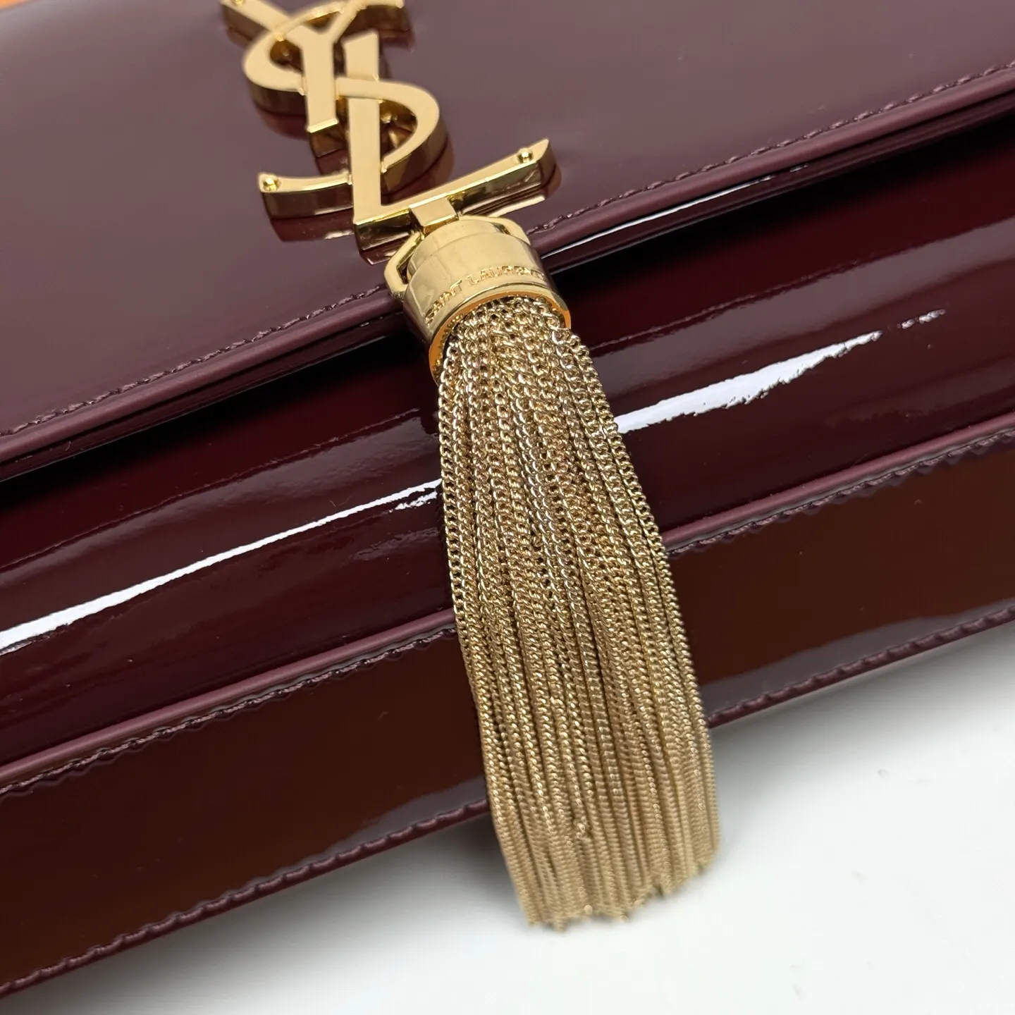 YSL 漆皮 期待已久漆皮永远是時尚的代表…简单而又浮夸 斜背包 輕便斜挎款