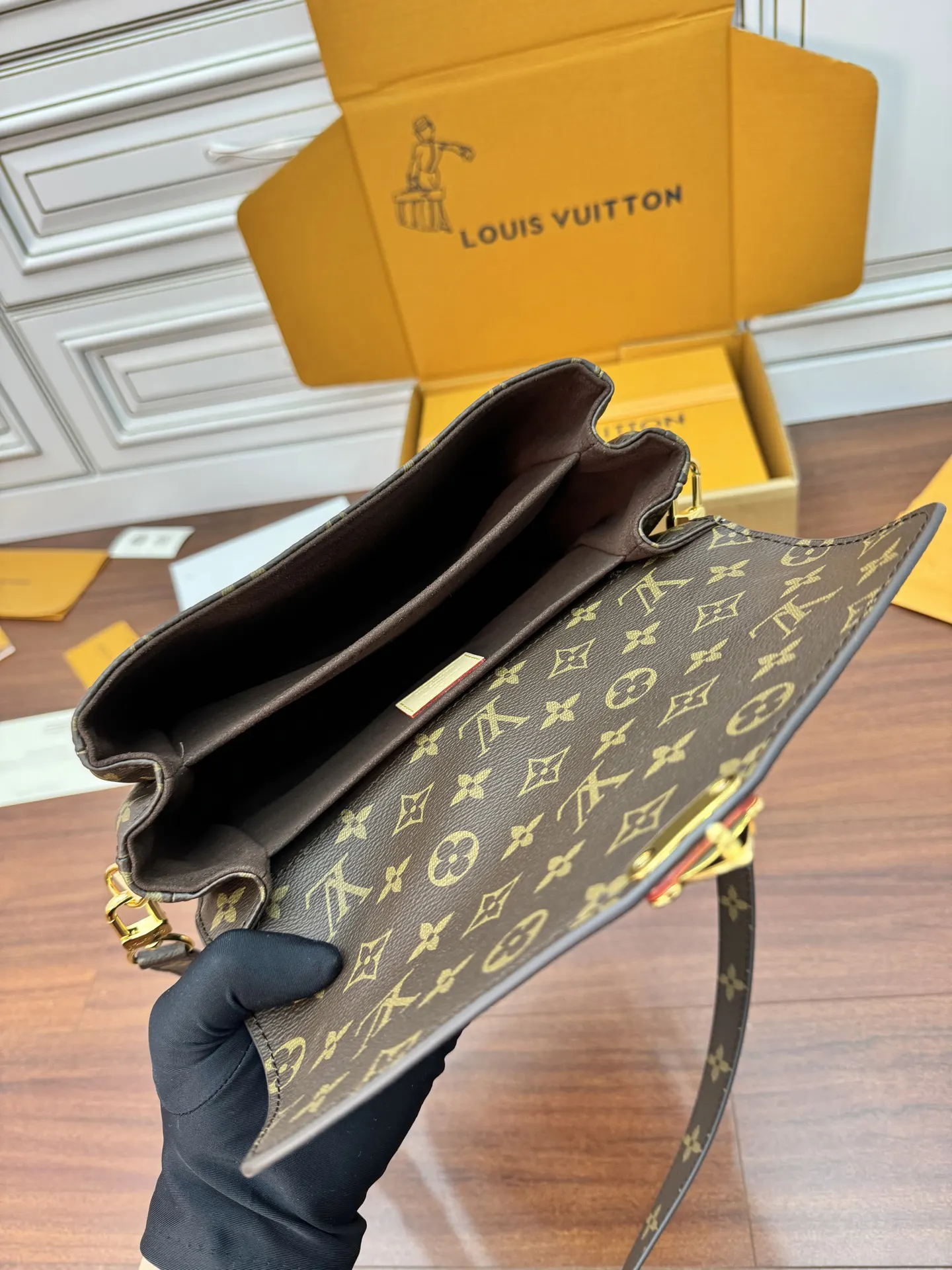 LV 經典老花手提斜背包(數字15) LV 經典老花手提斜背包(數字15)