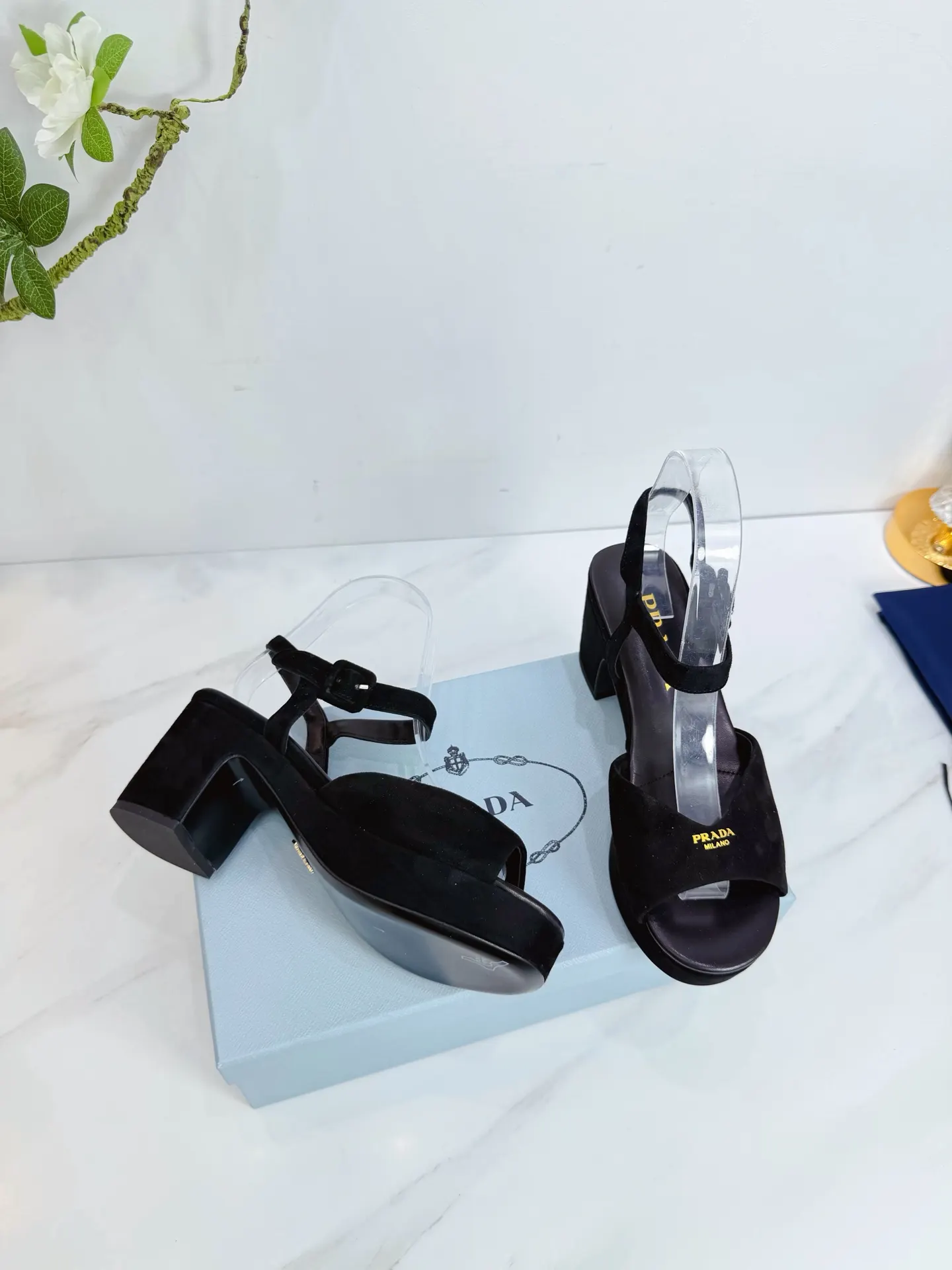 PRADA 羊皮 休闲鞋 舒适百搭款