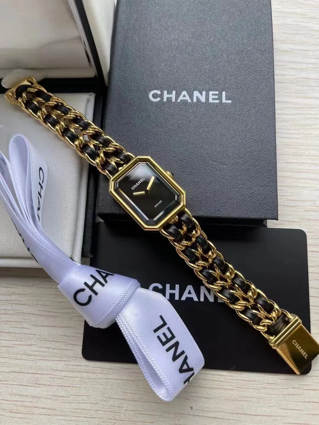 CHANEL 牛皮 中古方糖黑金黑銀牛皮鏈條手錶 一款秋冬 鏈條包 精致鏈條款(數字5) CHANEL 牛皮 中古方糖黑金黑銀牛皮鏈條手錶 一款秋冬 鏈條包 精致鏈條款(數字5)