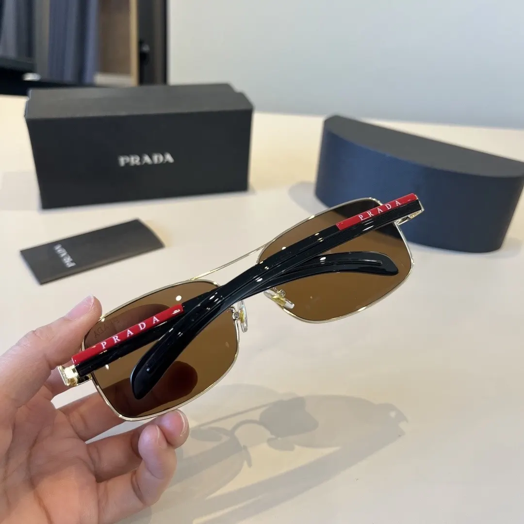 PRADA 太阳眼镜 时尚遮阳款
