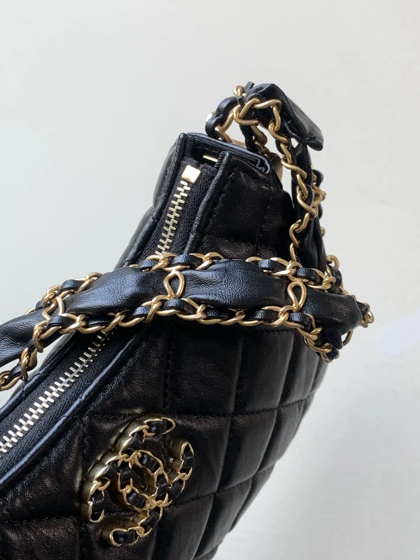Chanel 黑色油蜡皮Hobo腋下包 链条装饰