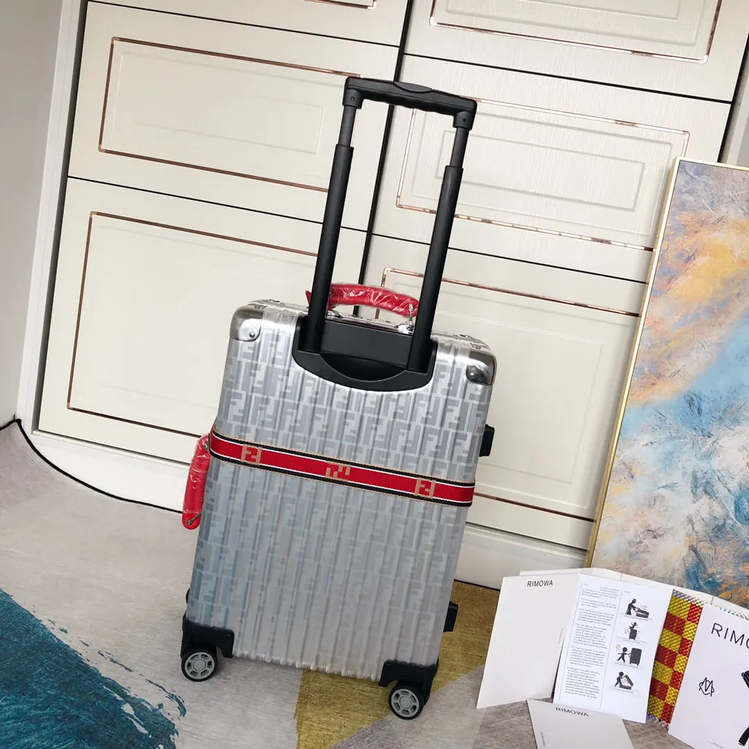 Fendi 黑色 藍色 芬迪日默瓦合作版 潮流与簡潔大方融为 行李箱 旅行拉杆款 輕便出行款(數字8) Fendi 黑色 藍色 芬迪日默瓦合作版 潮流与簡潔大方融为 行李箱 旅行拉杆款 輕便出行款(數字8)