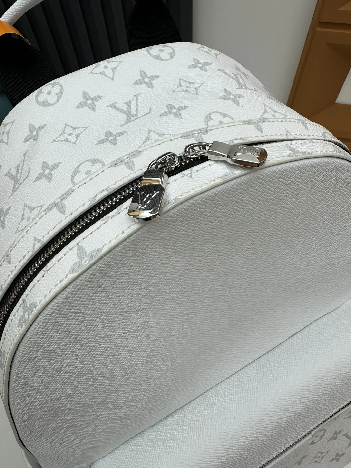 LV Mo宽敞前袋 开放式侧袋和内贴袋共同成就日常出行佳选 双肩包 实用双肩款