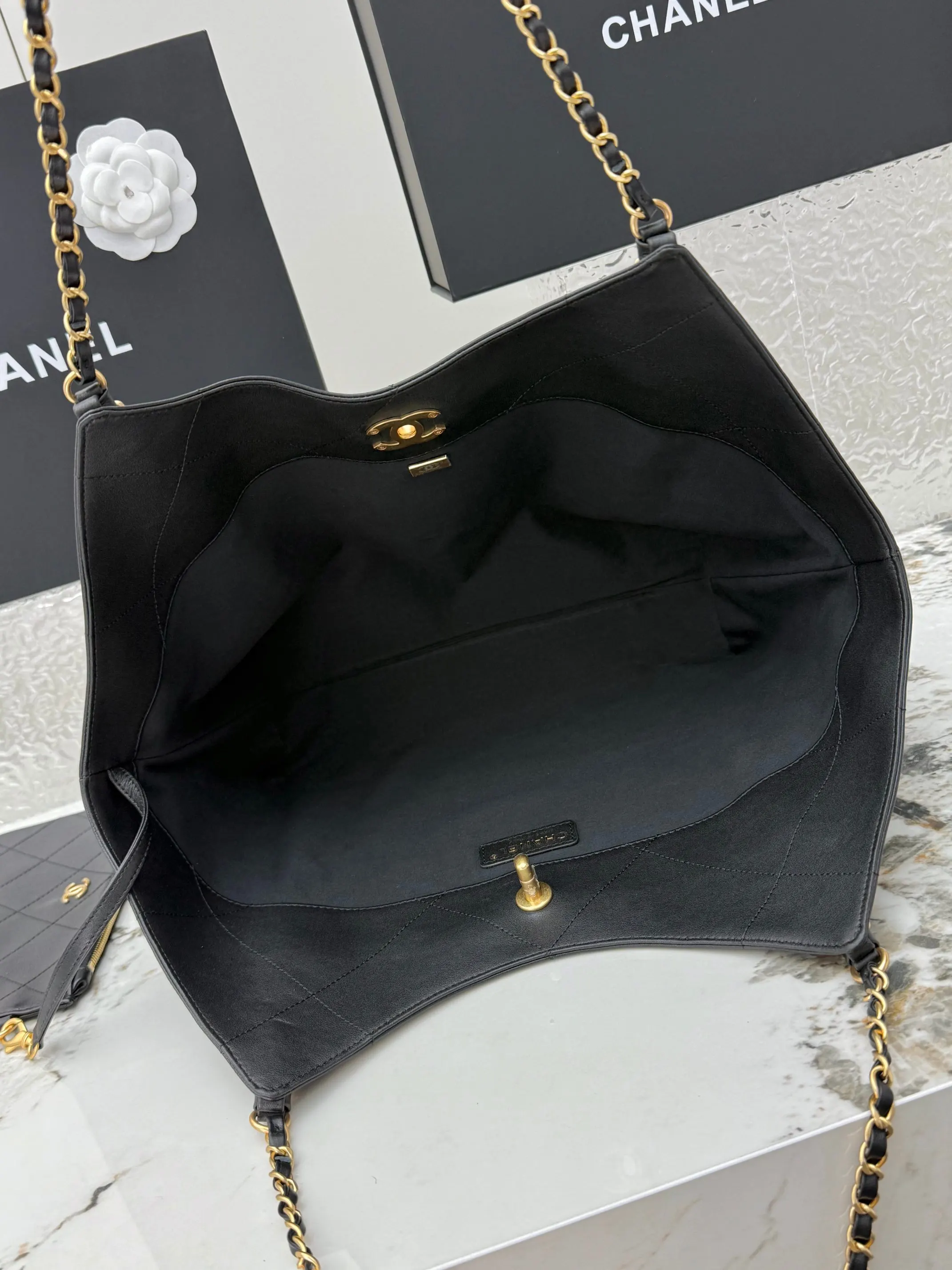 小牛皮 系列是春夏 优雅休閒风 搭 簡約穿搭 轻松提 托特包 大容量托特款