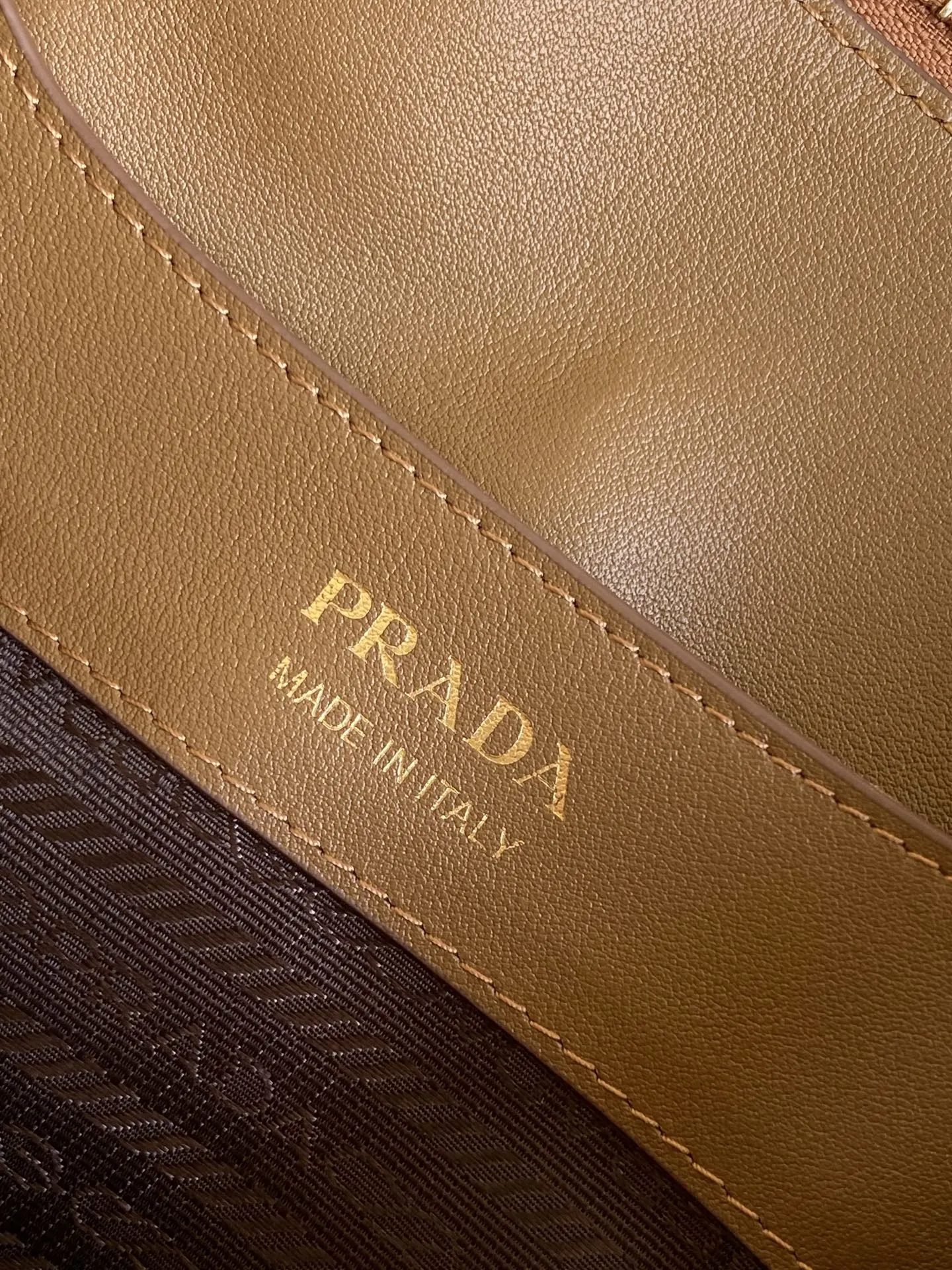 Prada 1BA444 金色 三角标 腋下包