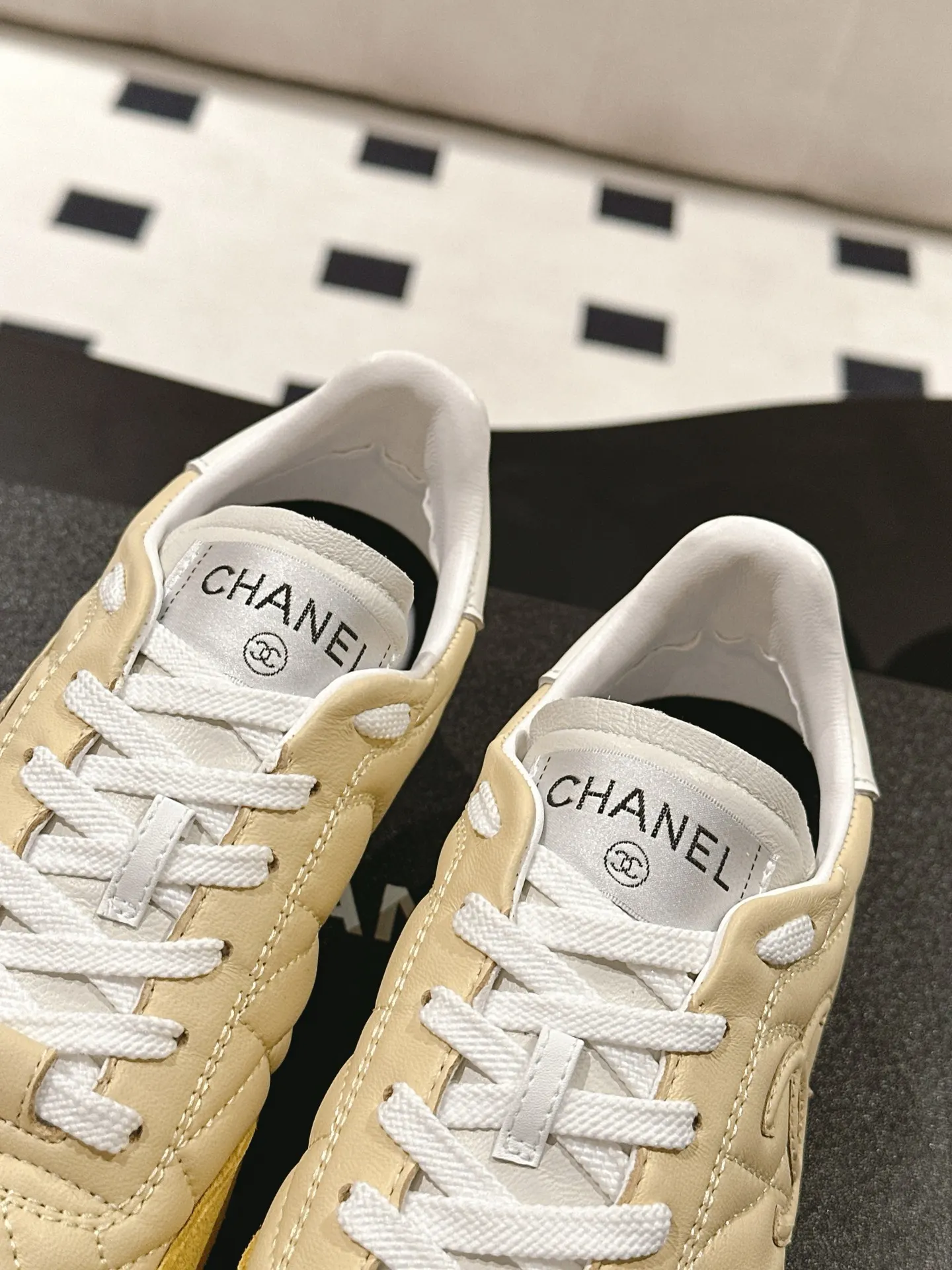 Chanel 白色/金色 皮革 运动鞋