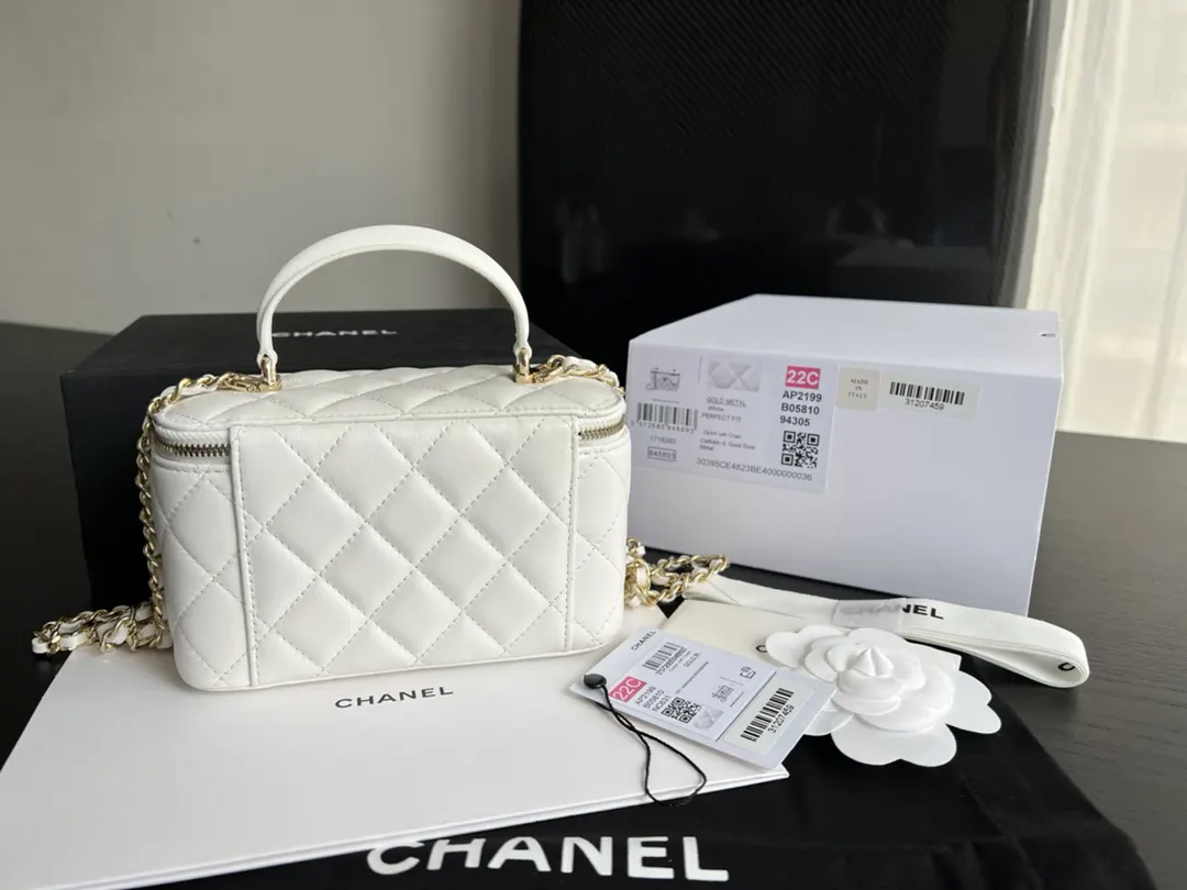 CHANEL 19 Bag 白色羊皮菱格链条包 礼盒款