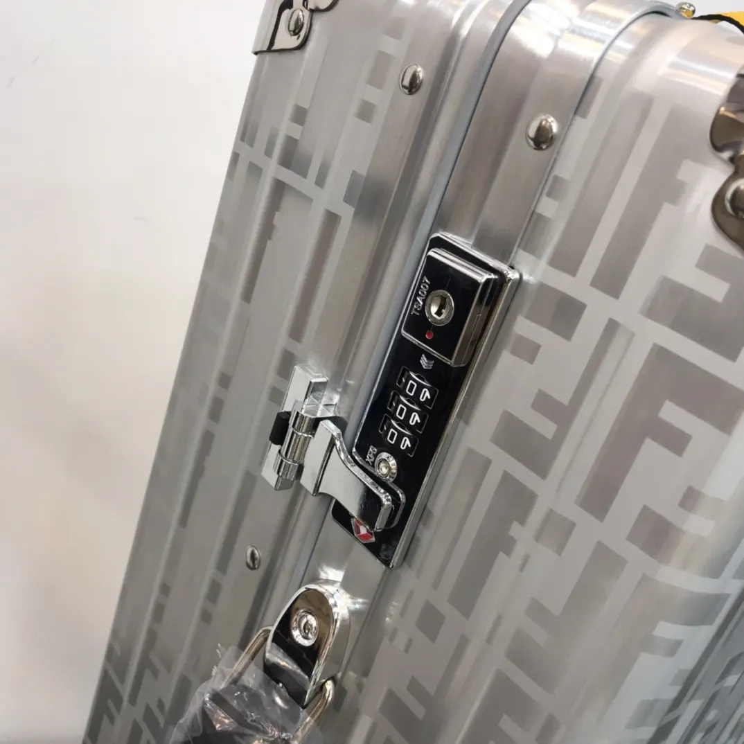 Fendi 黑色 蓝色 rimowa 一见钟情或许就是当你第一眼见到它的 行李箱 旅行拉杆款 轻便出行款